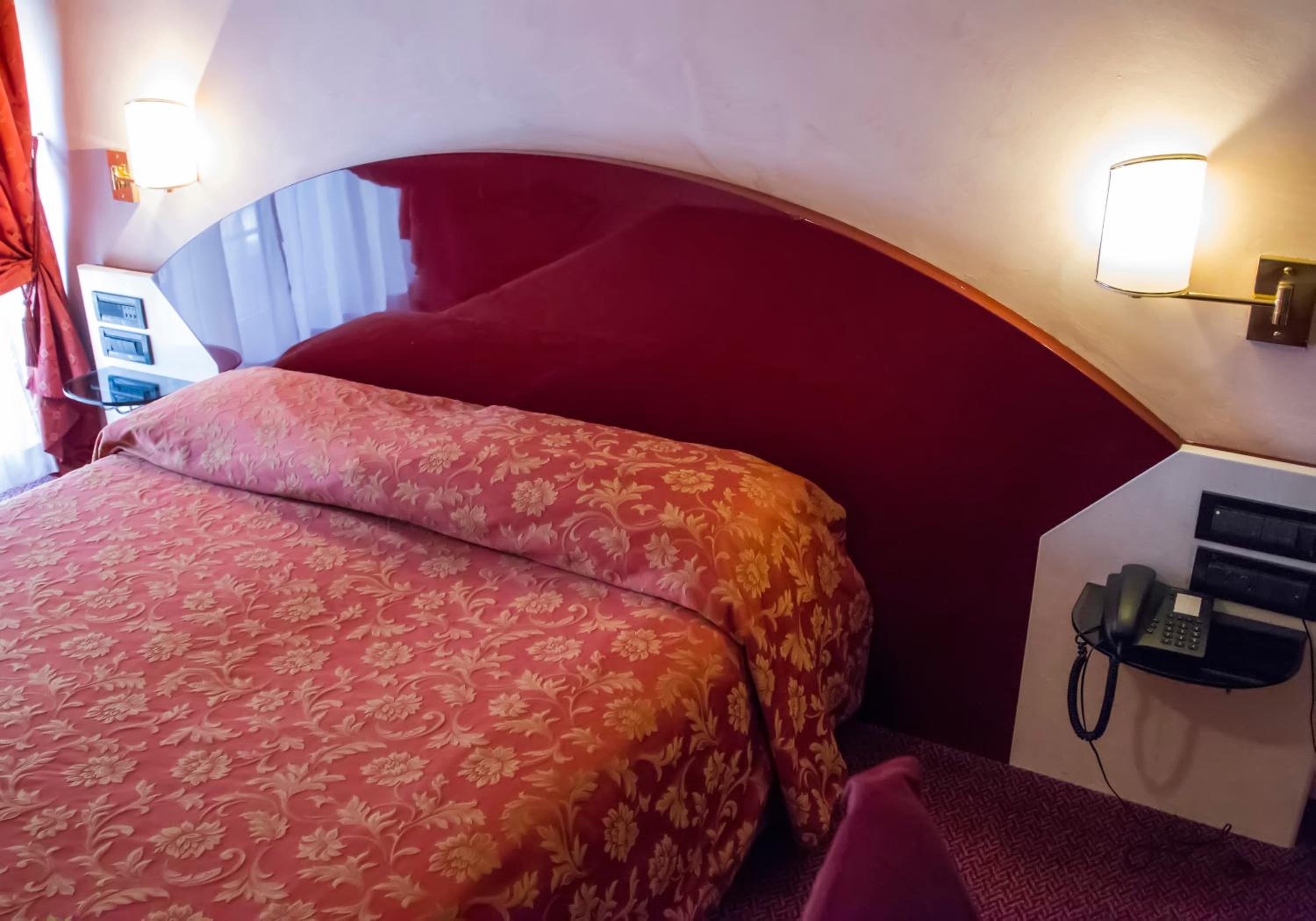 Double Room (1 Adult) - Photo 4
