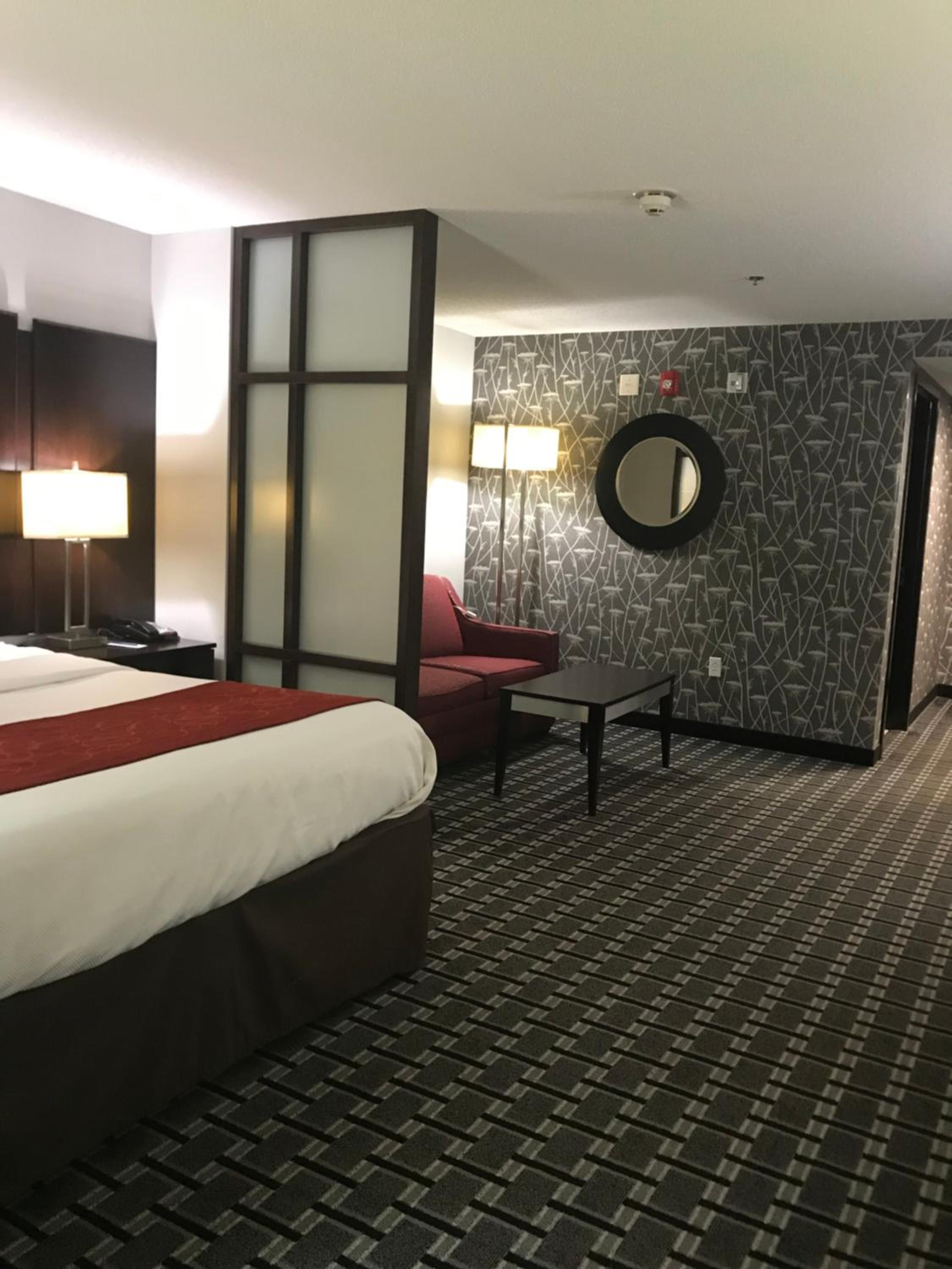 King Suite - Accessible/Non-Smoking - Photo 1
