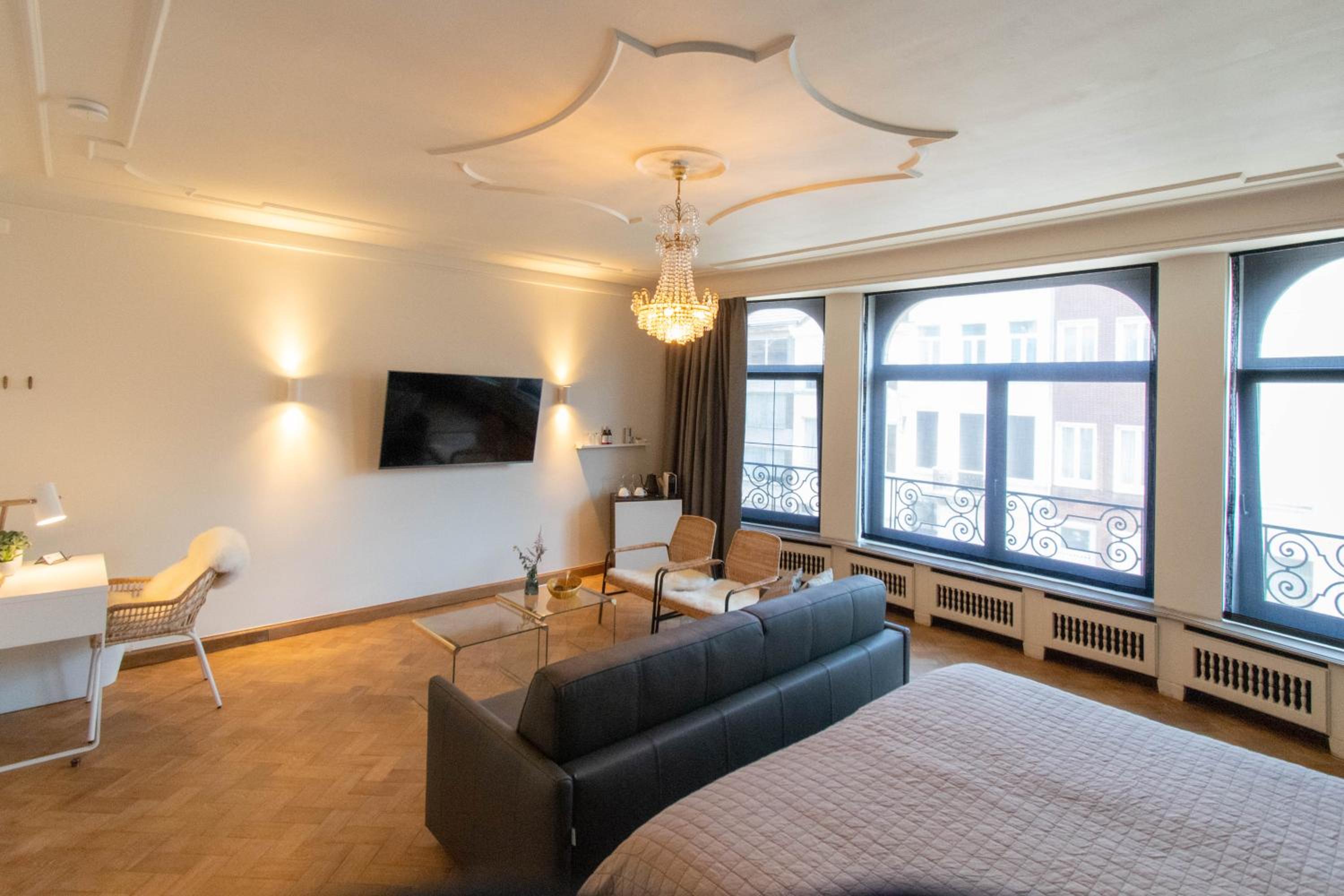 Deluxe Junior Suite photo 3