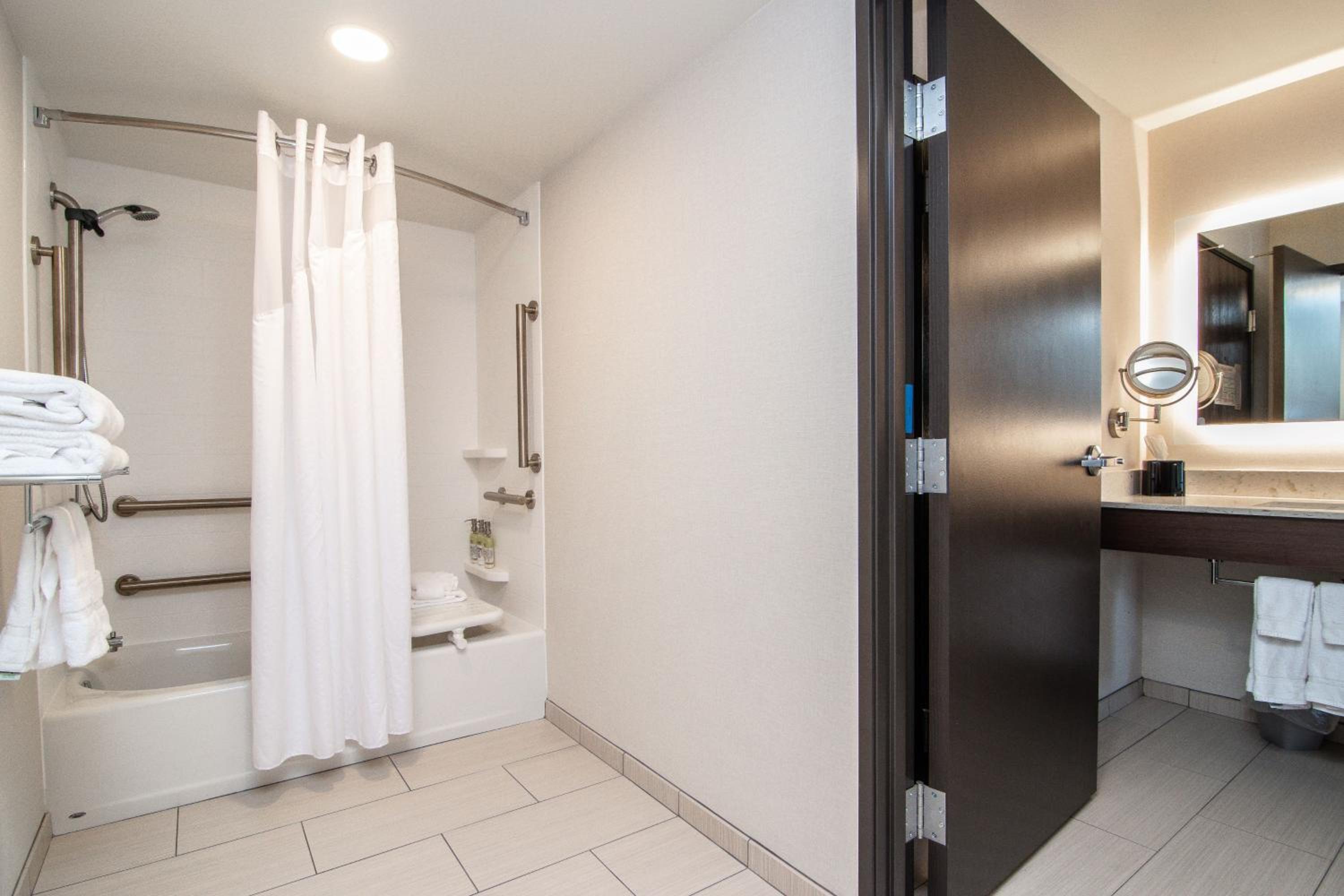 Standard King Room with Mobility Accessible Tub - Photo 3