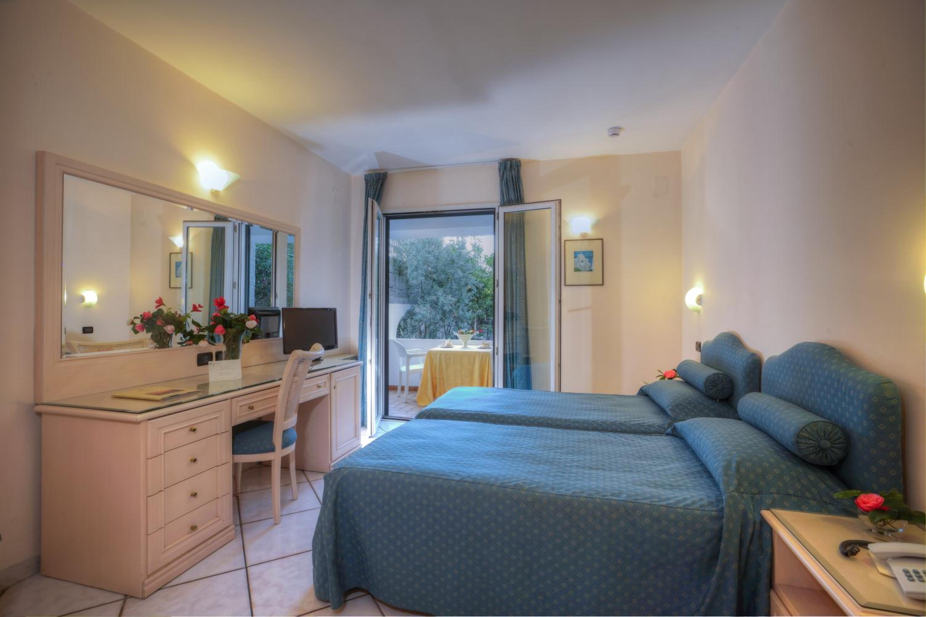 Classic Double Room with Garden View - Photo 4