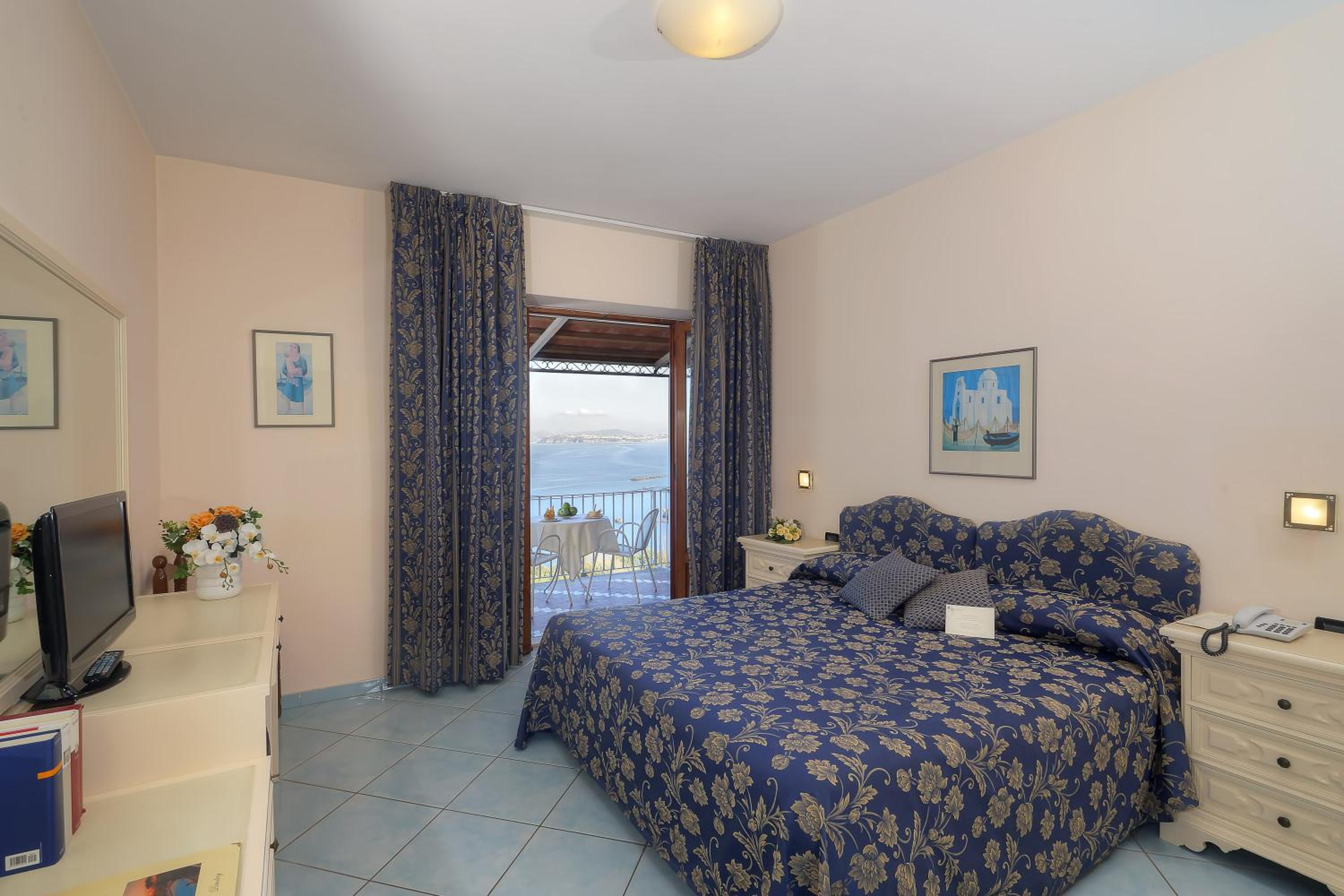 Superior Double Room with Sea View - Photo 1