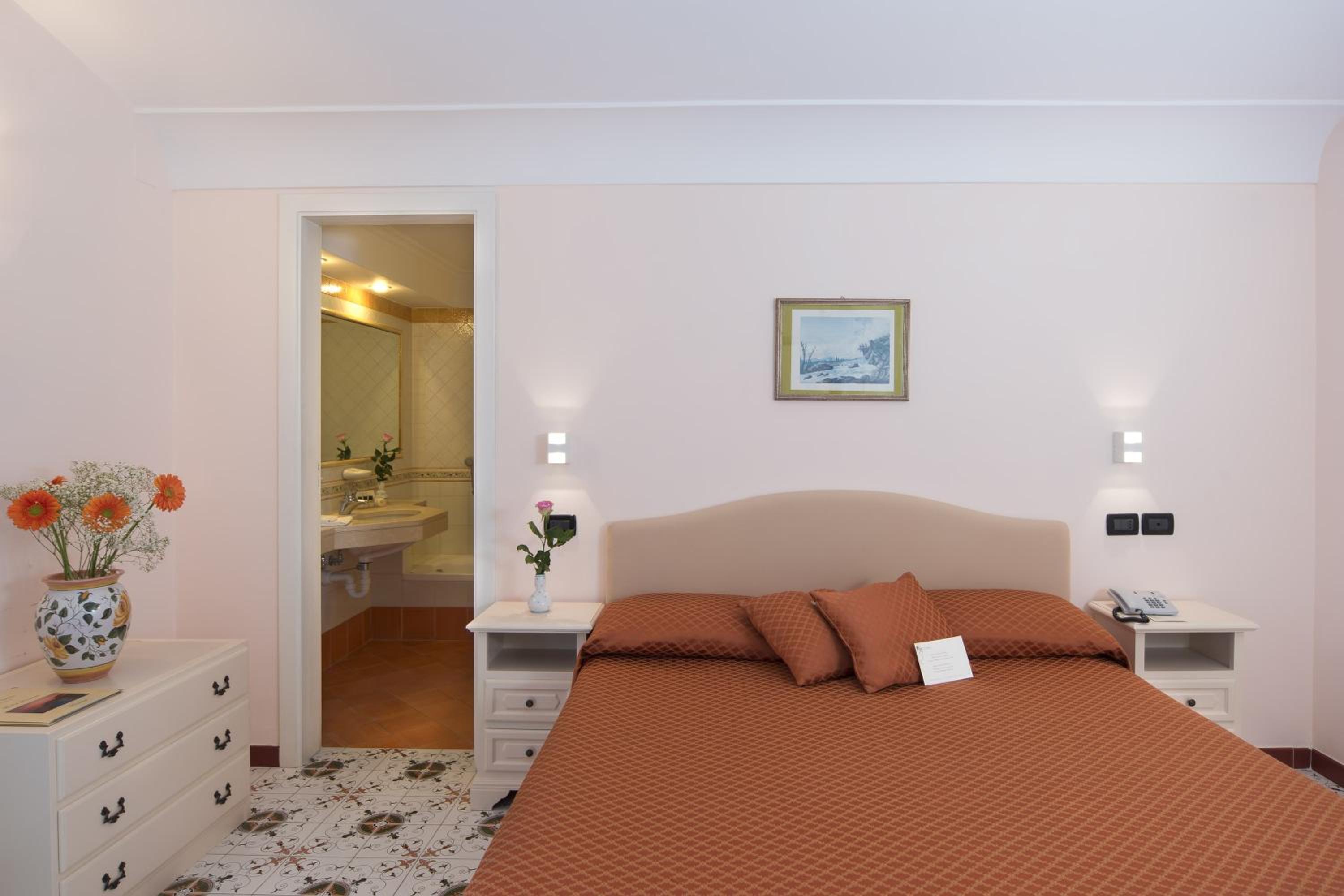 Classic Double Room with Lateral Sea View - Photo 4