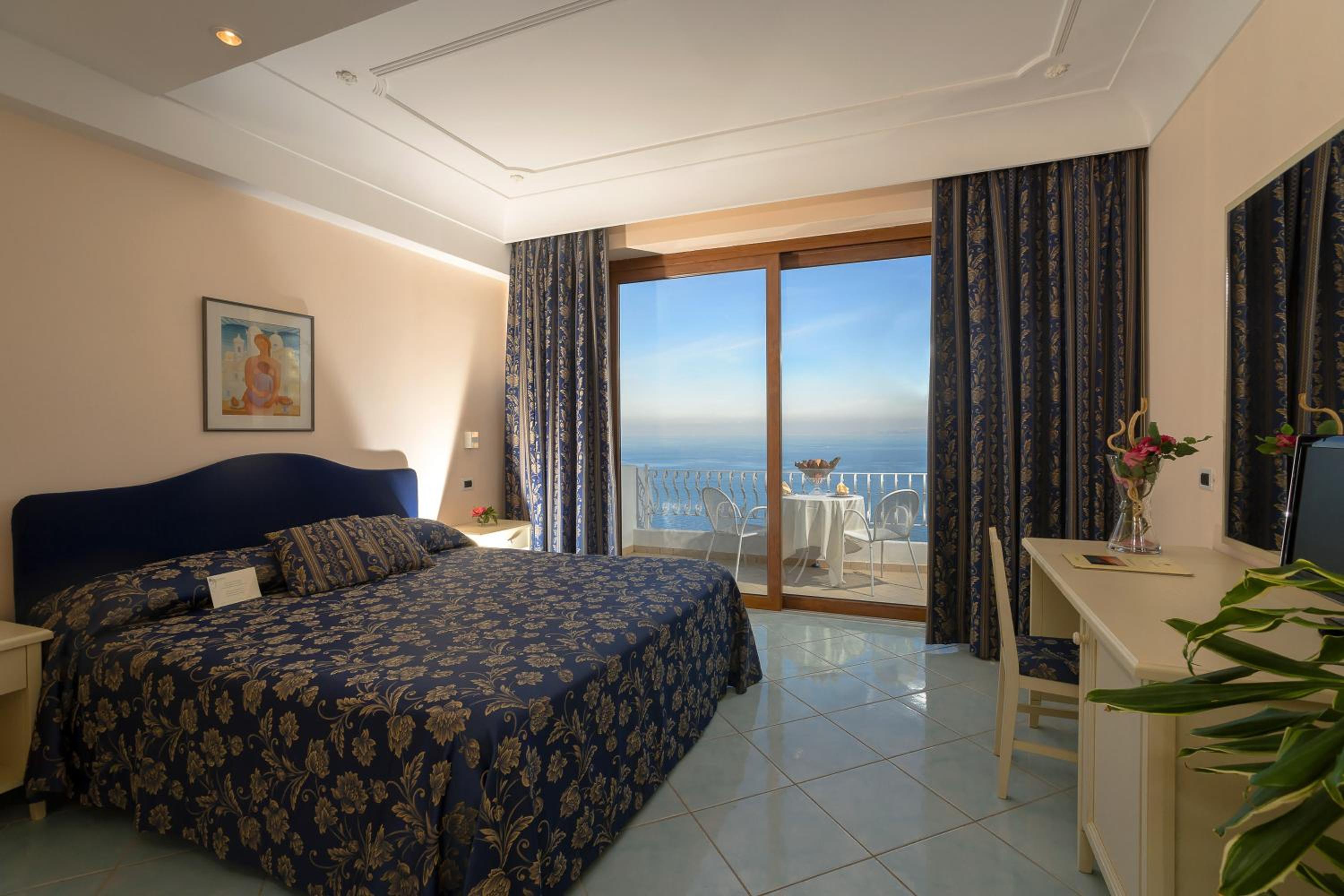 Deluxe Double or Twin Room with Sea View - Photo 3
