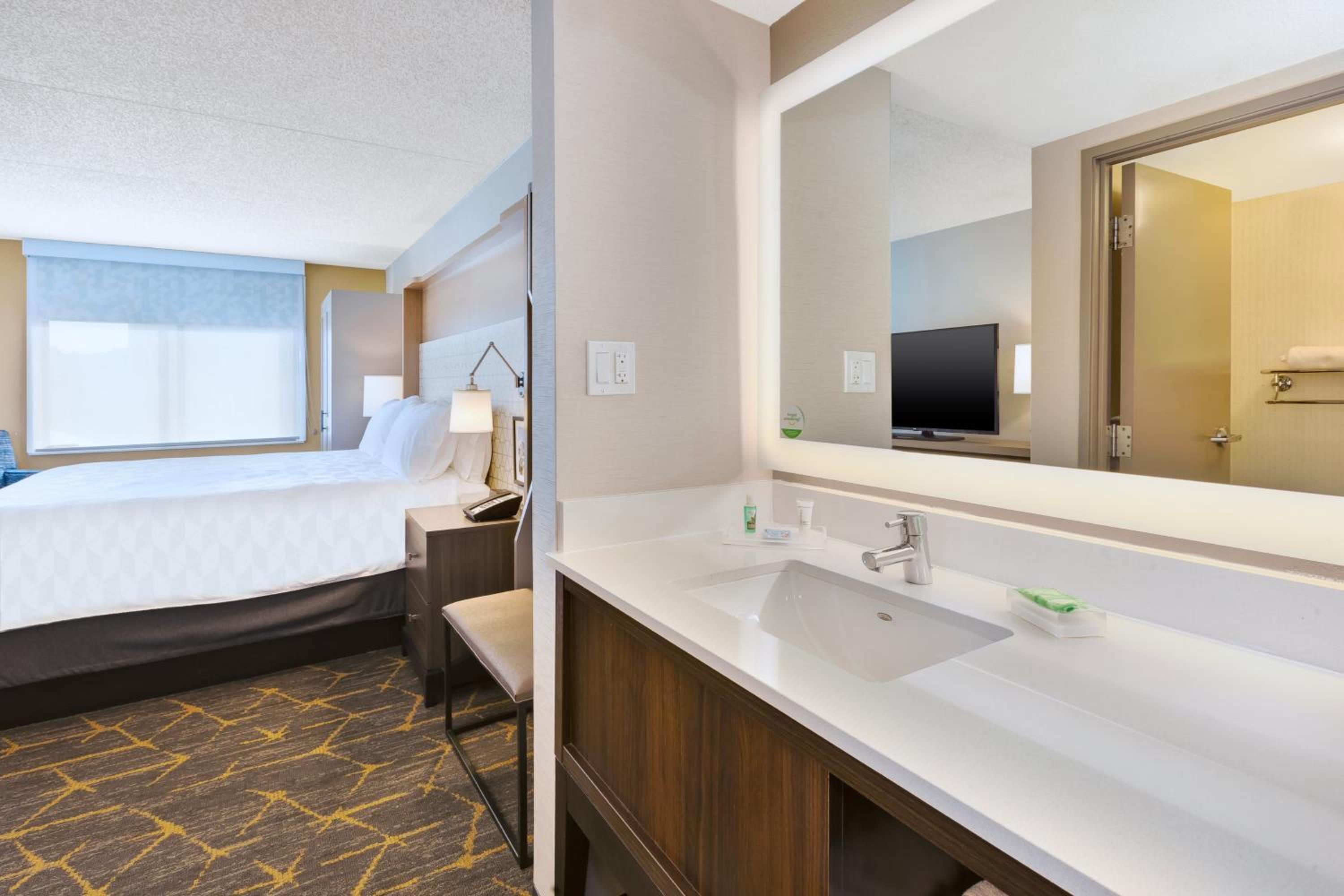 Standard King Room with City View - Photo 7