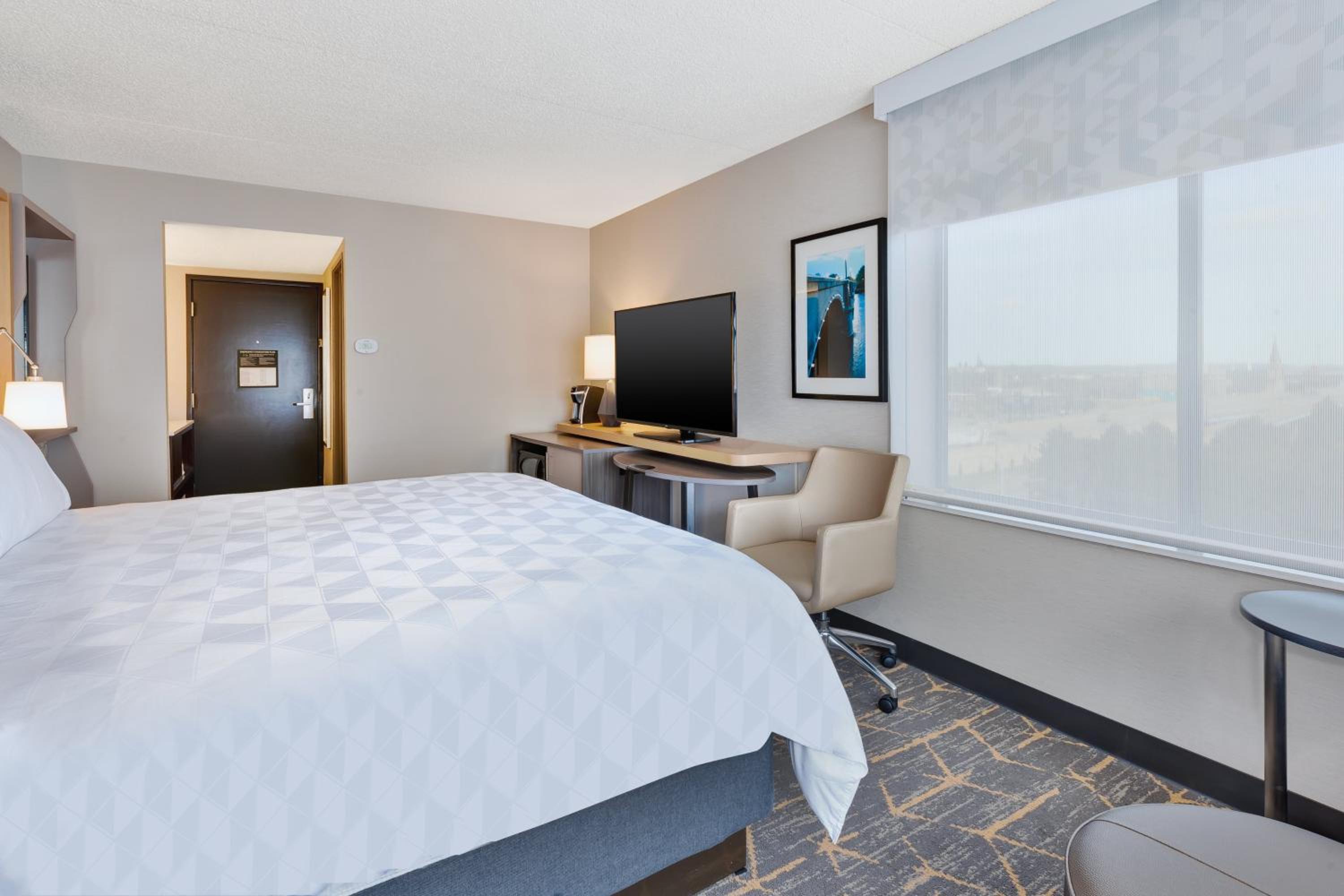 Standard King Room with City View - Photo 5