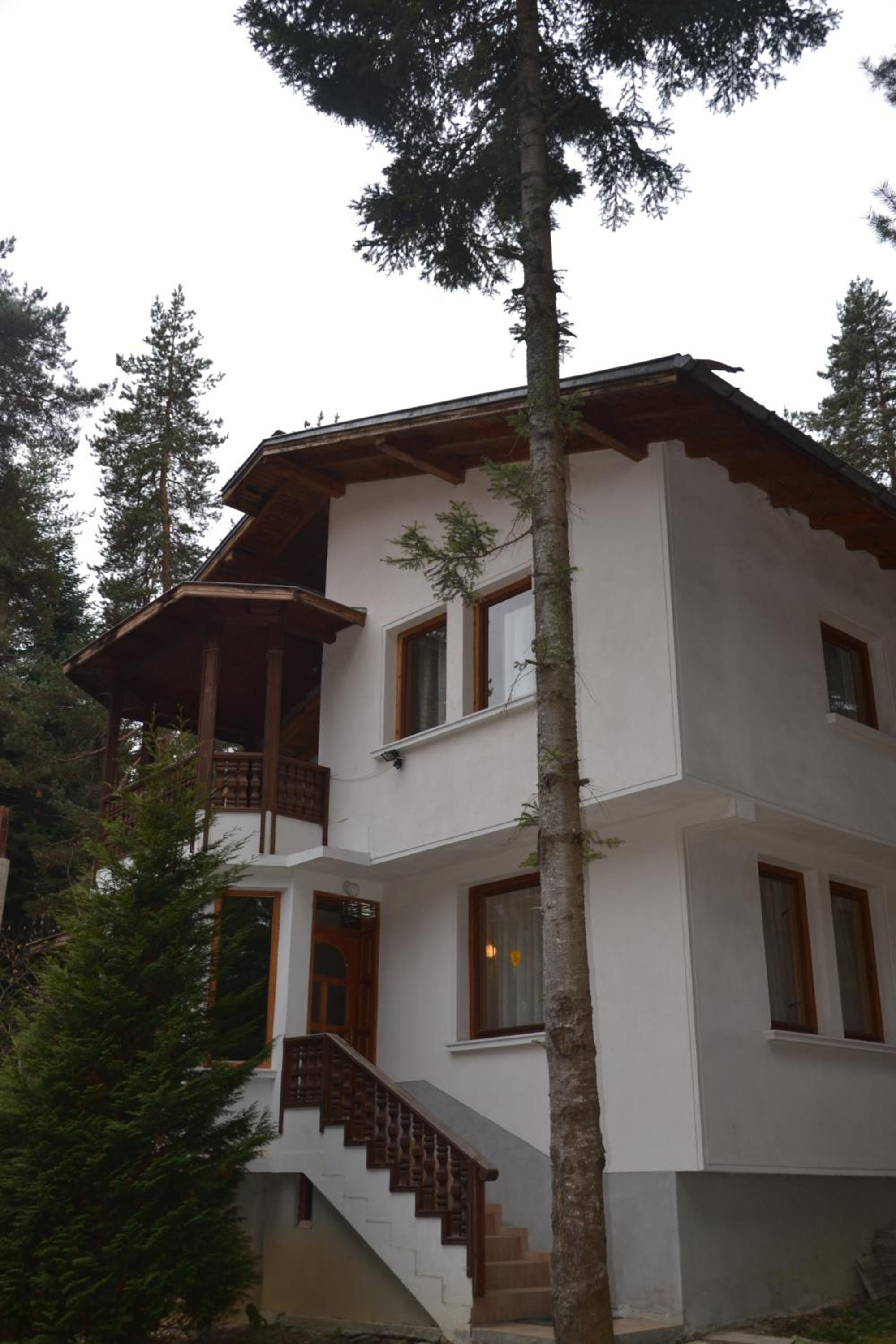Five-Bedroom House photo 1