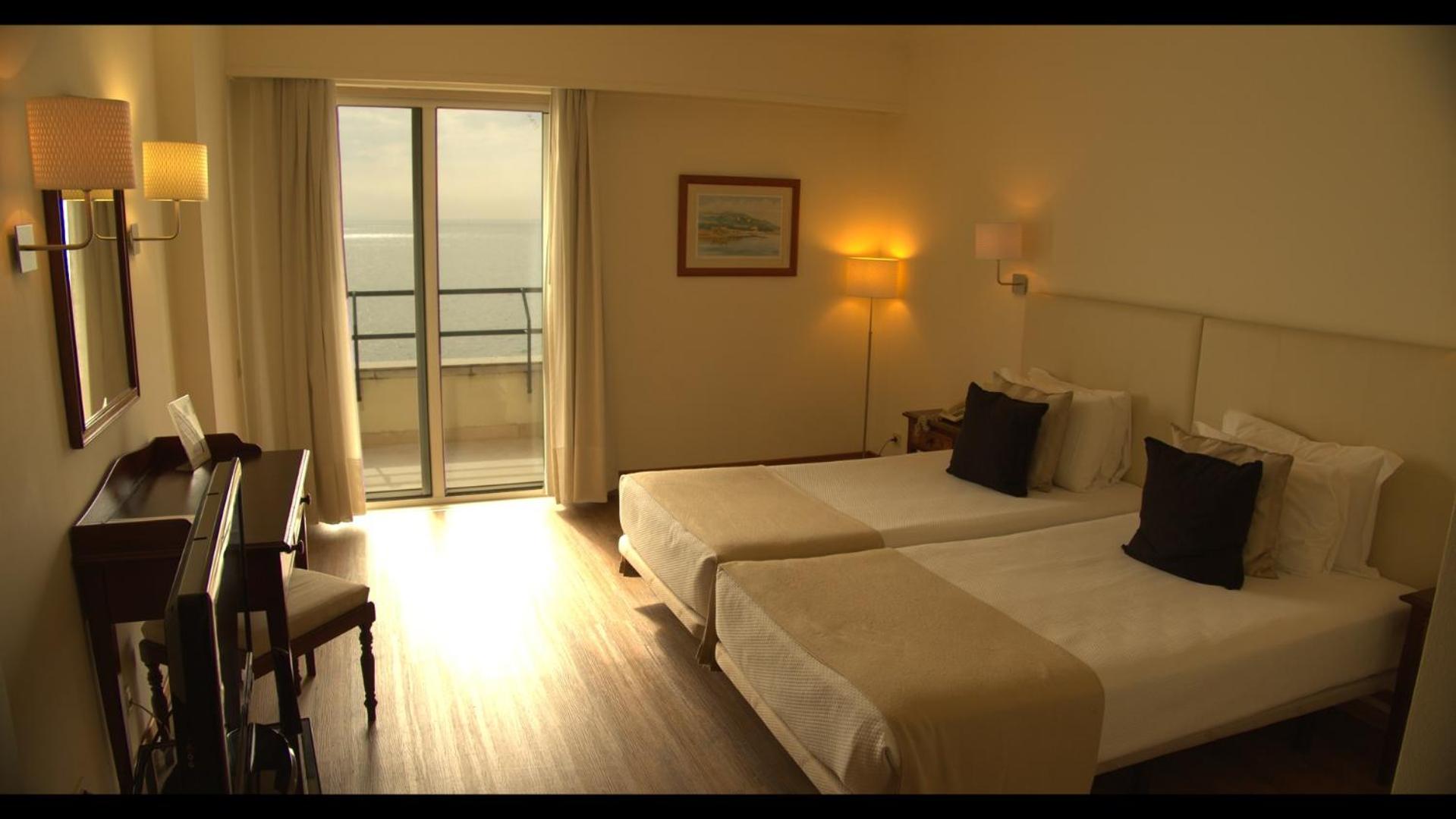 Deluxe Suite with Sea View - Photo 9