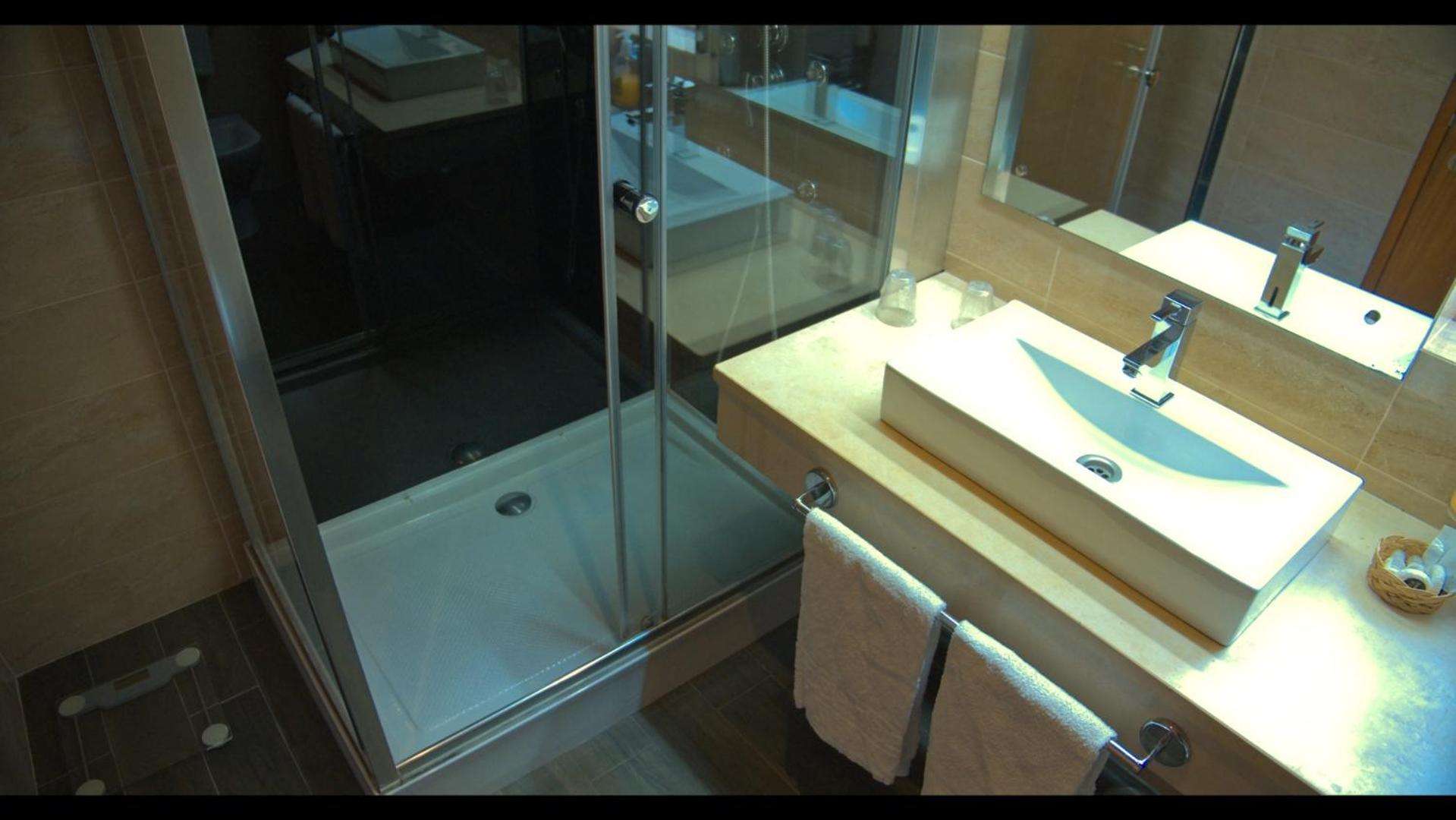 Deluxe Suite with Sea View - Photo 10
