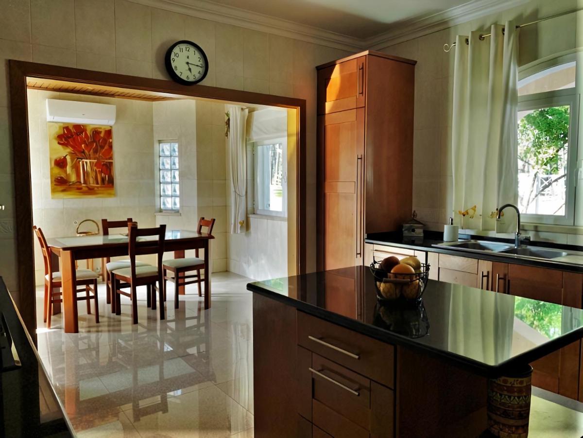 Five-Bedroom House photo 3
