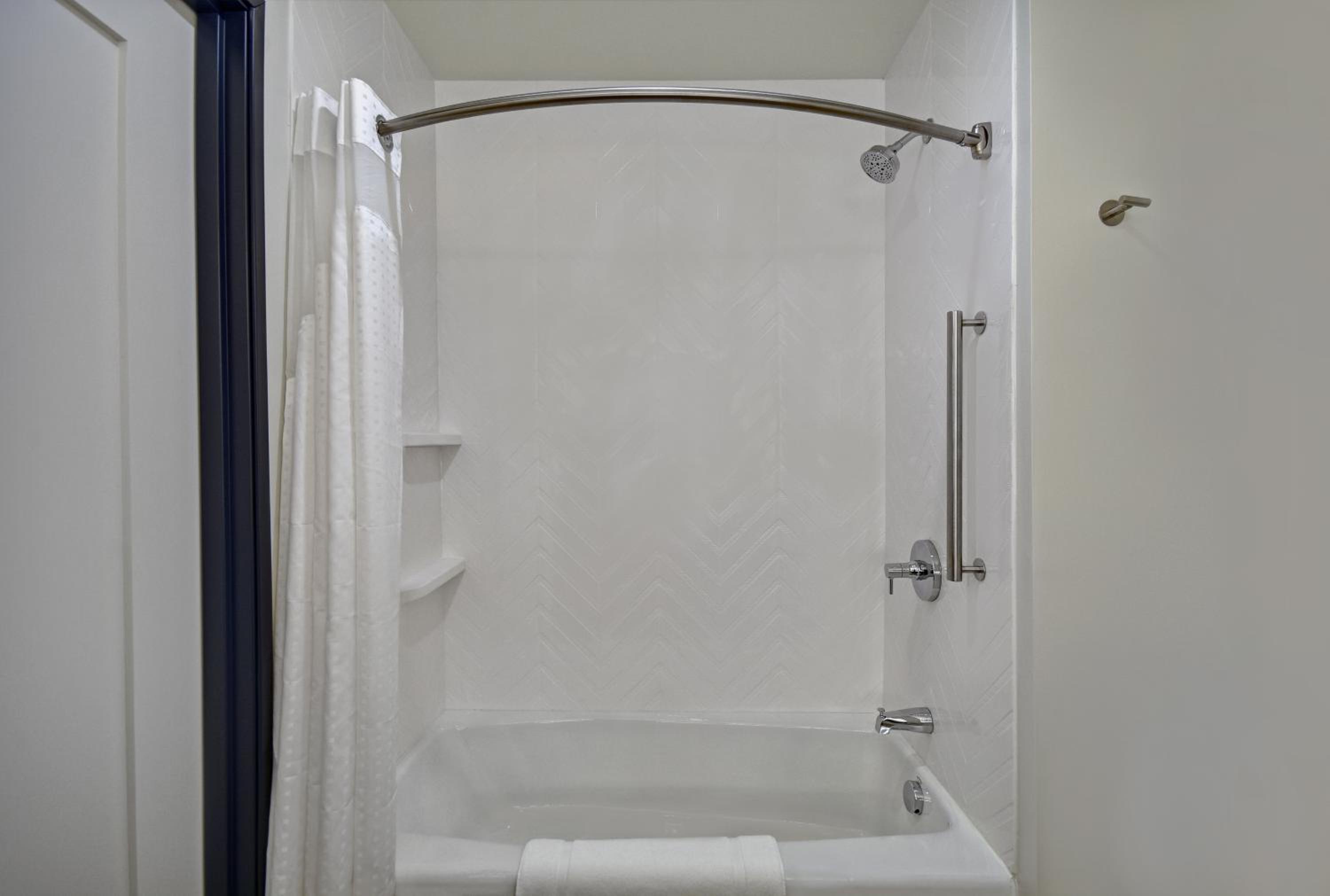Standard Room with Two Queen Beds - Photo 2