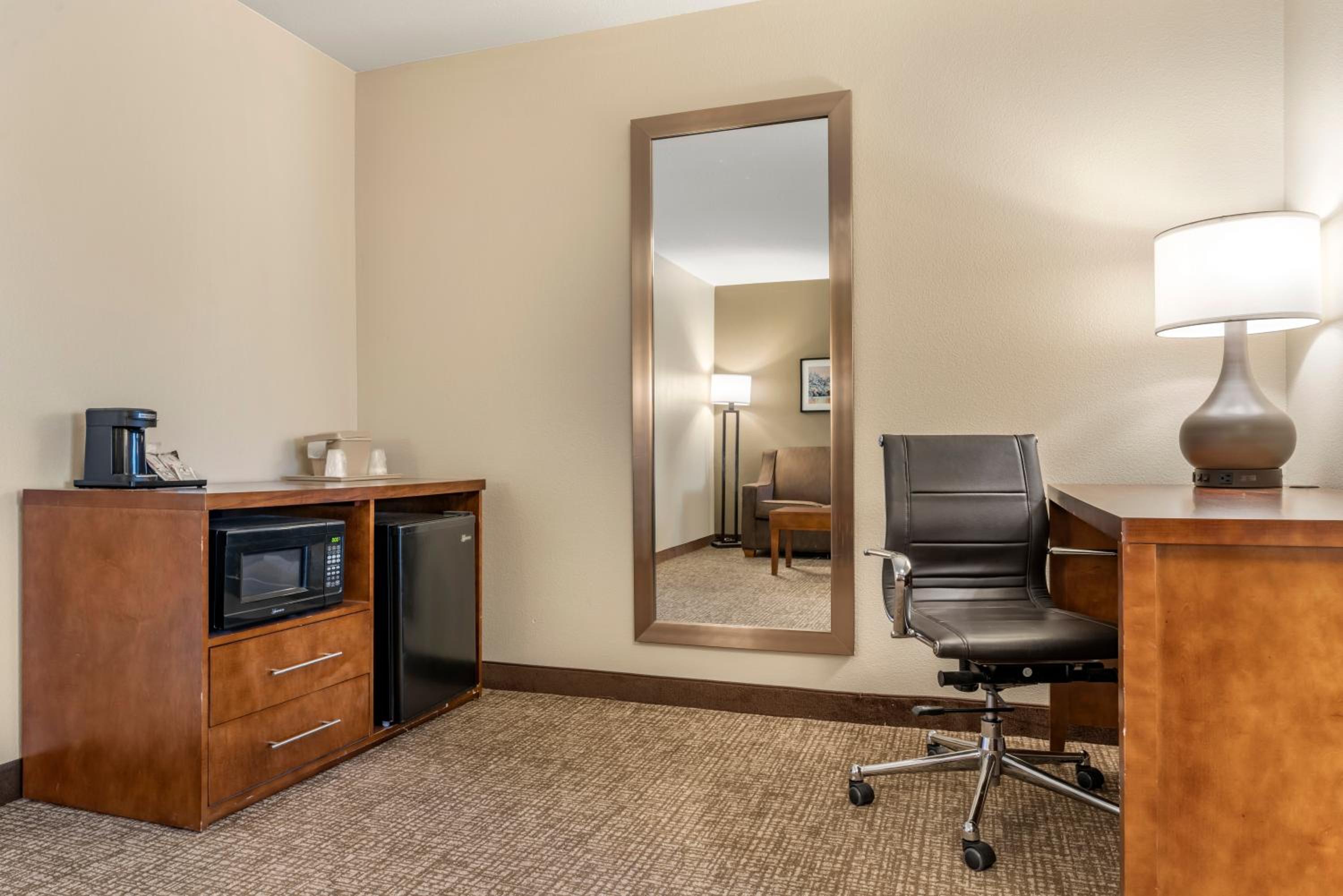 King Room - Non-Smoking - Photo 3
