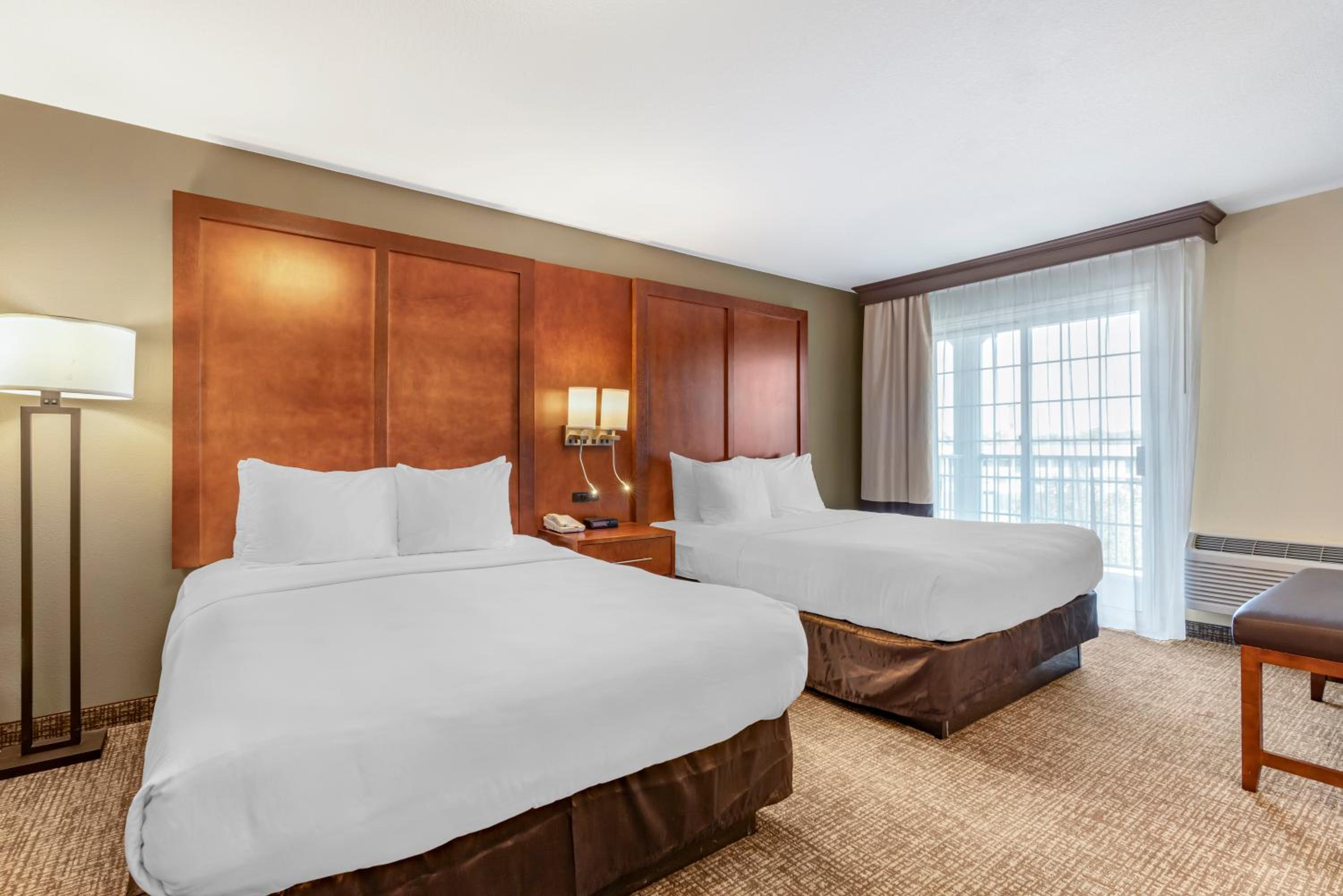 Queen Room with Two Queen Beds - Non-Smoking - Photo 2