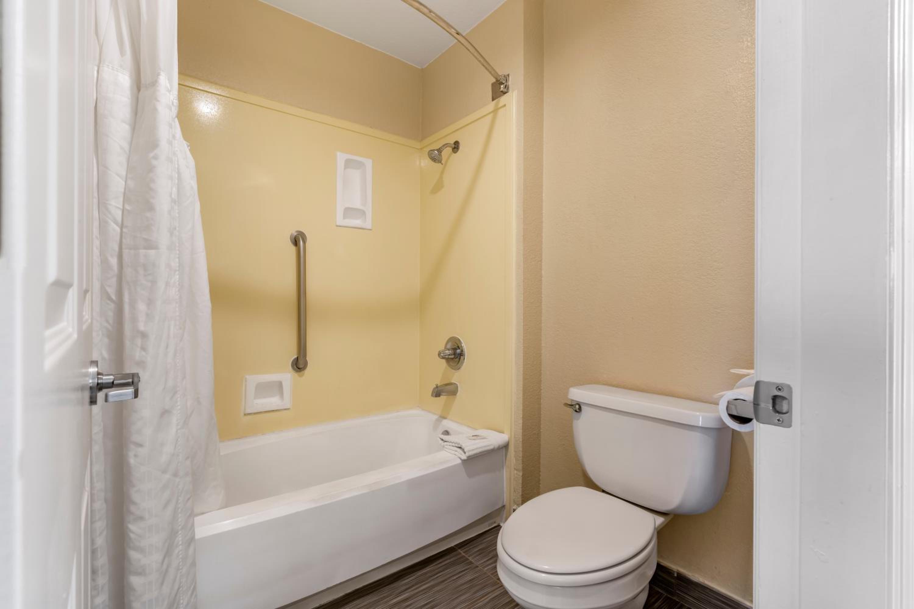 King Room - Non-Smoking - Photo 4
