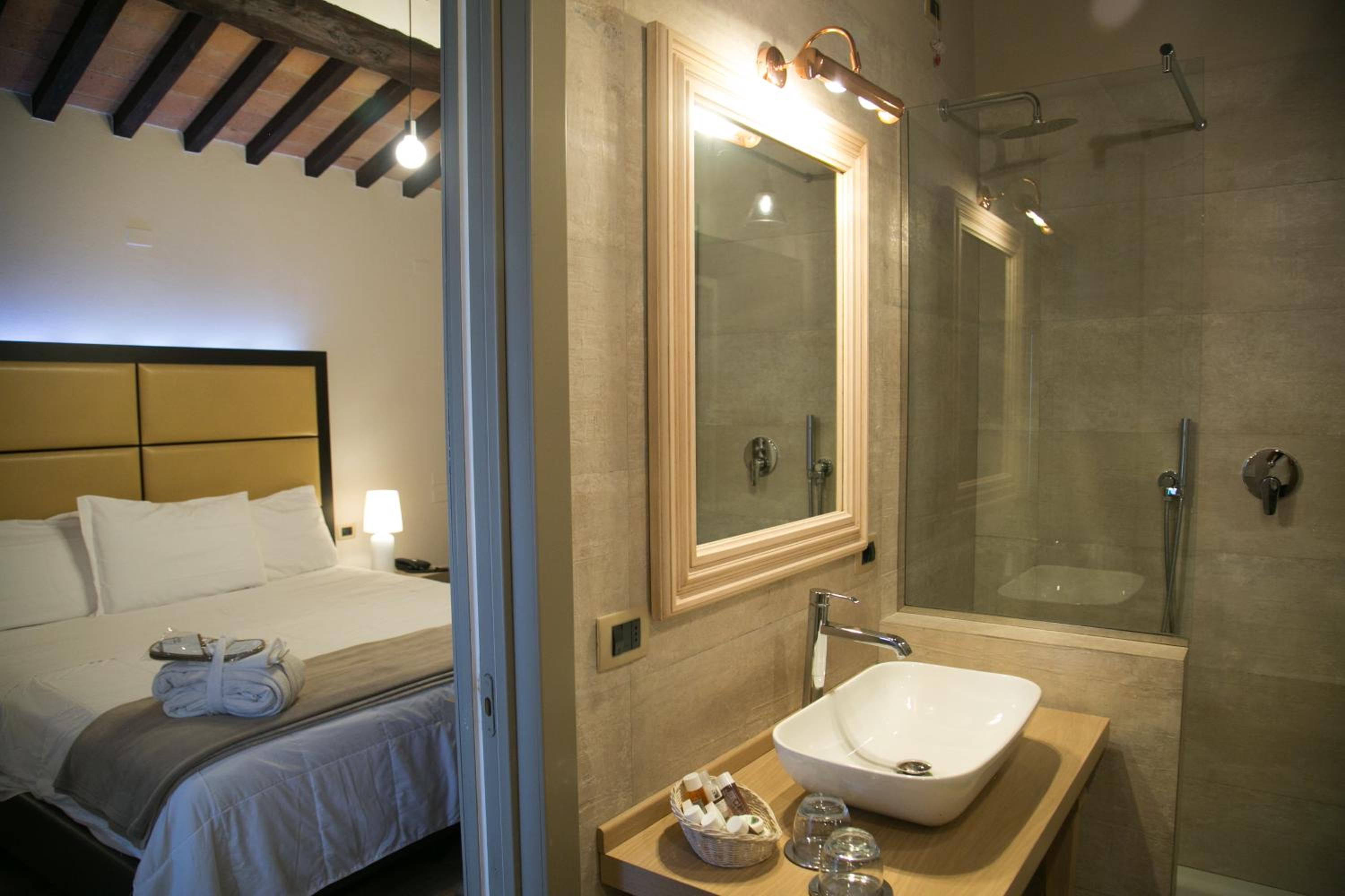 Deluxe Double Room with King Size Bed and Spa Access photo 3