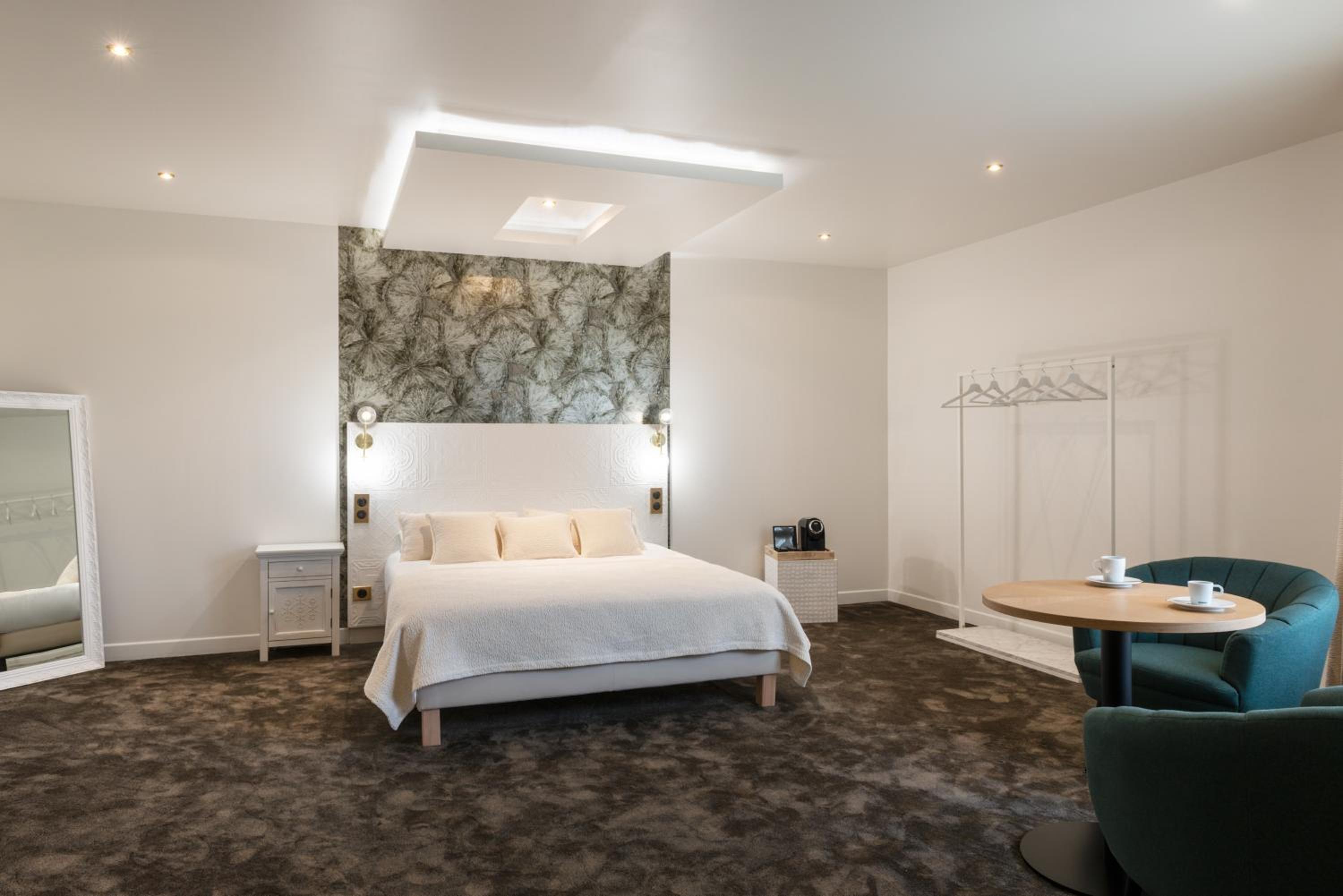 Suite - Photo 1