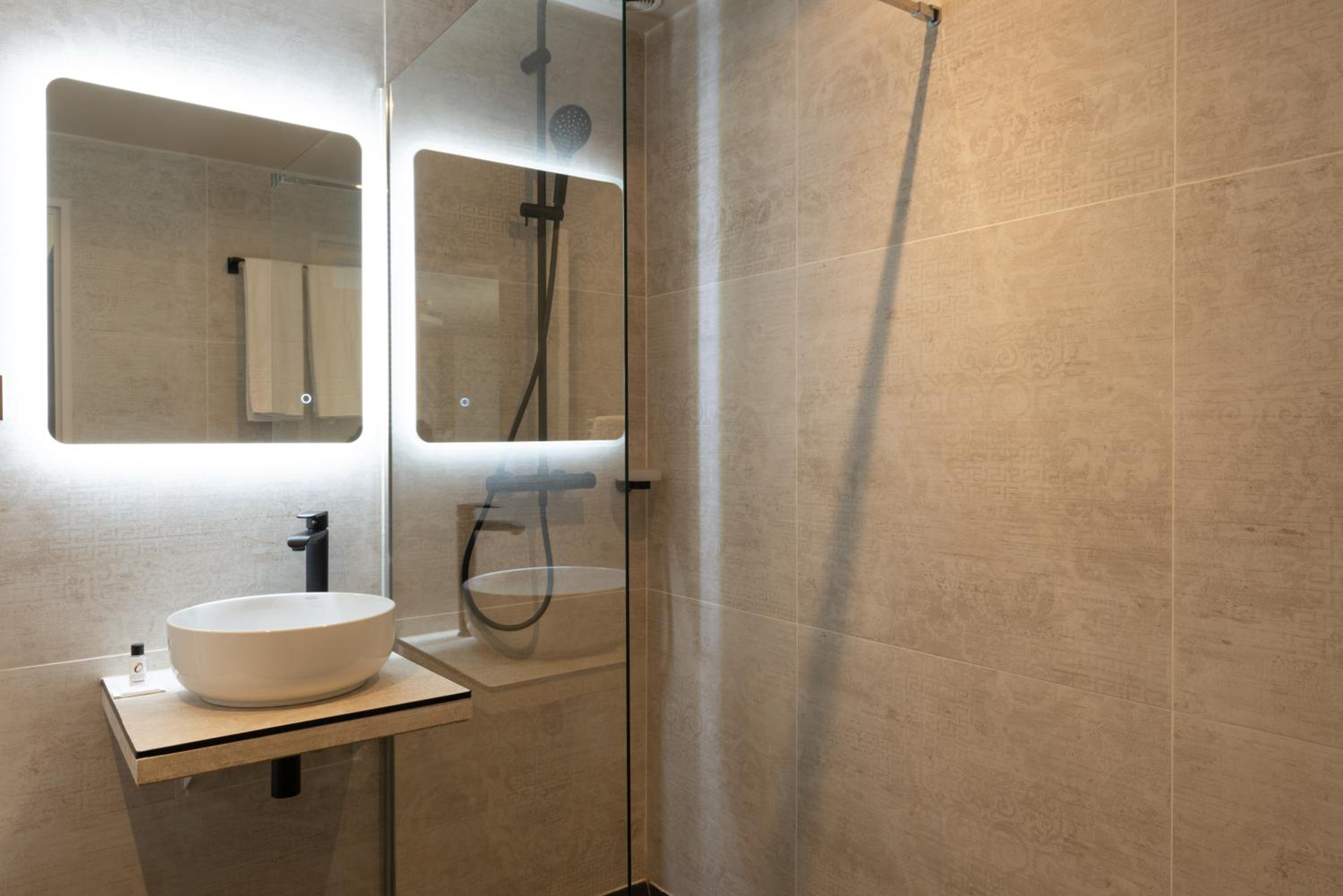 Double Room - Photo 13