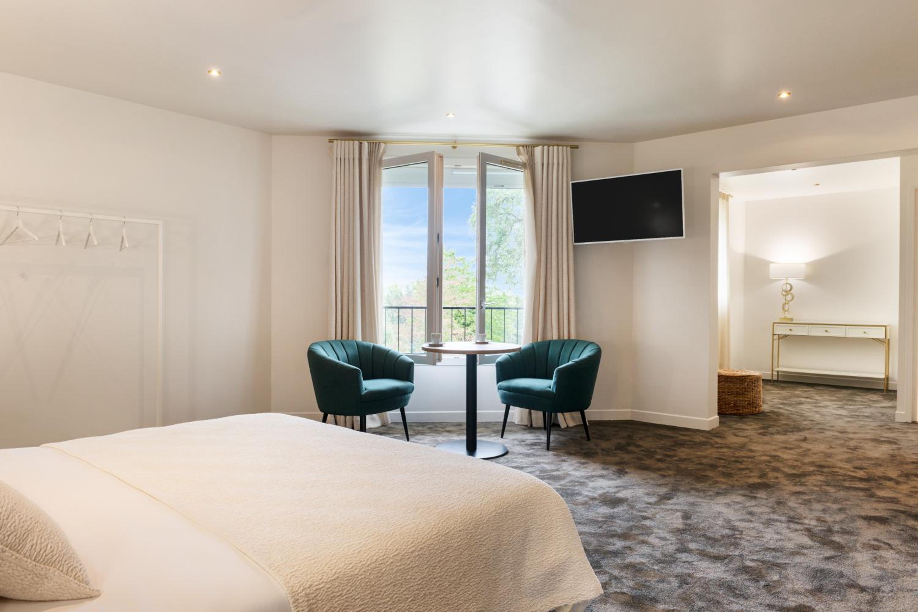Suite - Photo 15