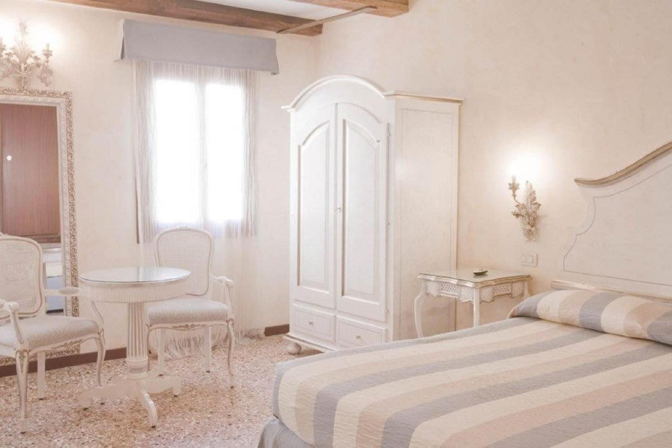 Superior Quadruple Room with Canal View