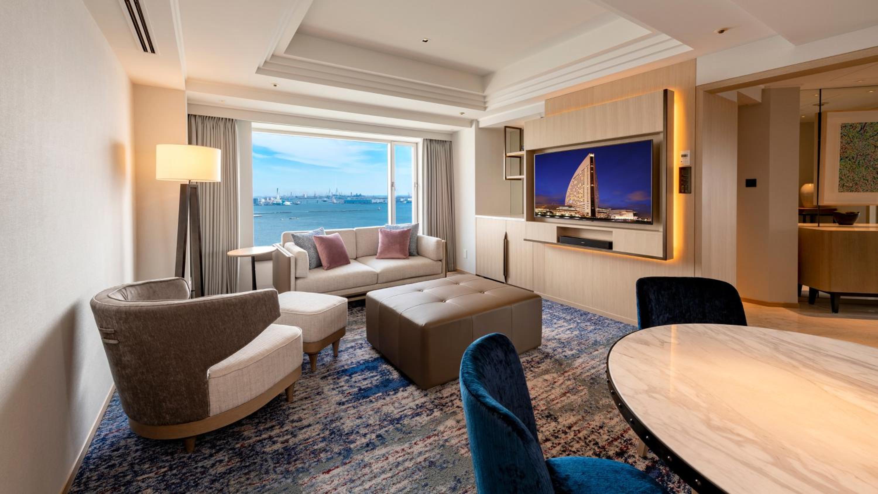One-Bedroom King Suite with Panoramic View - Photo 3