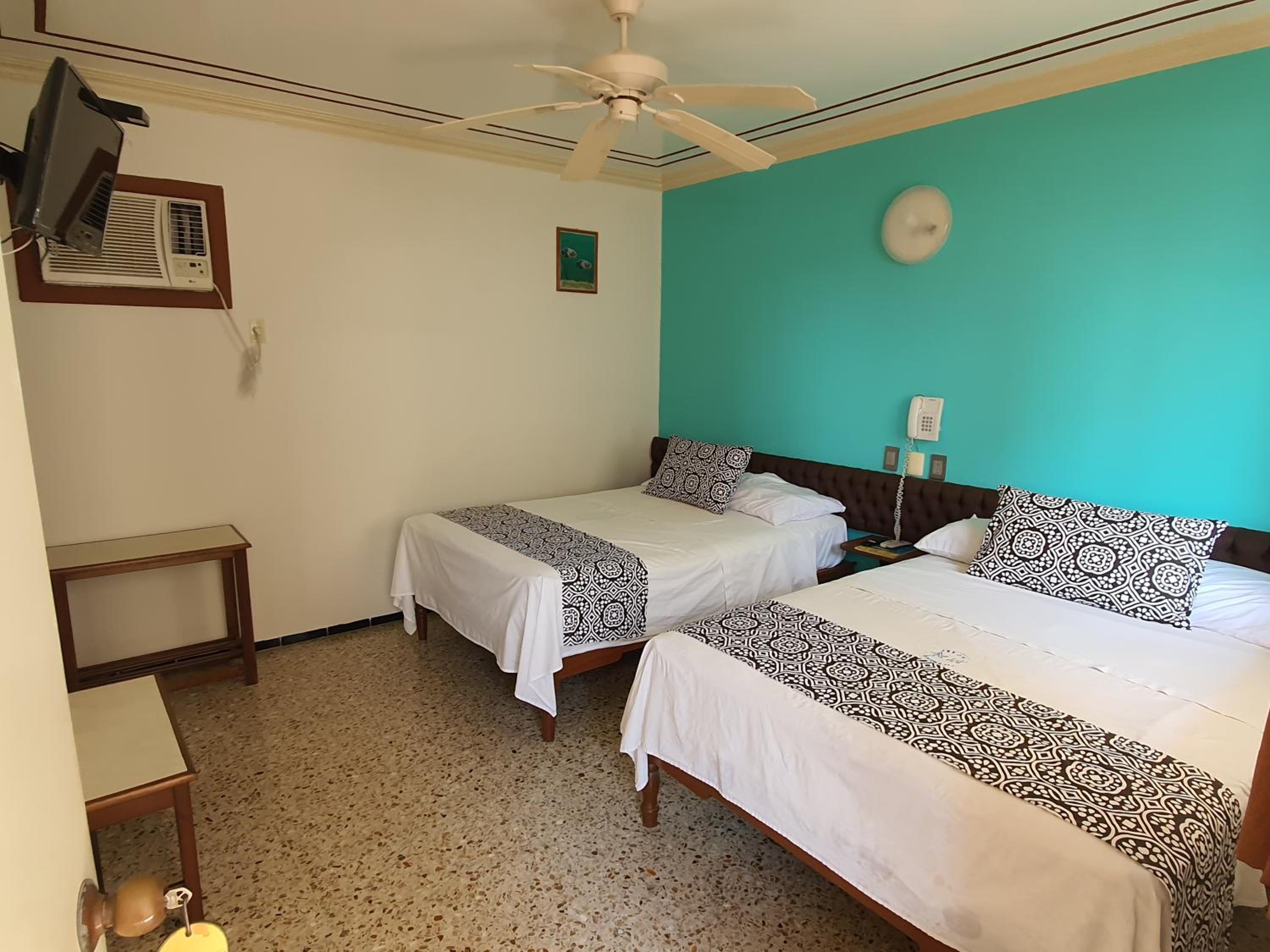Double Room with Two Double Beds - Photo 4