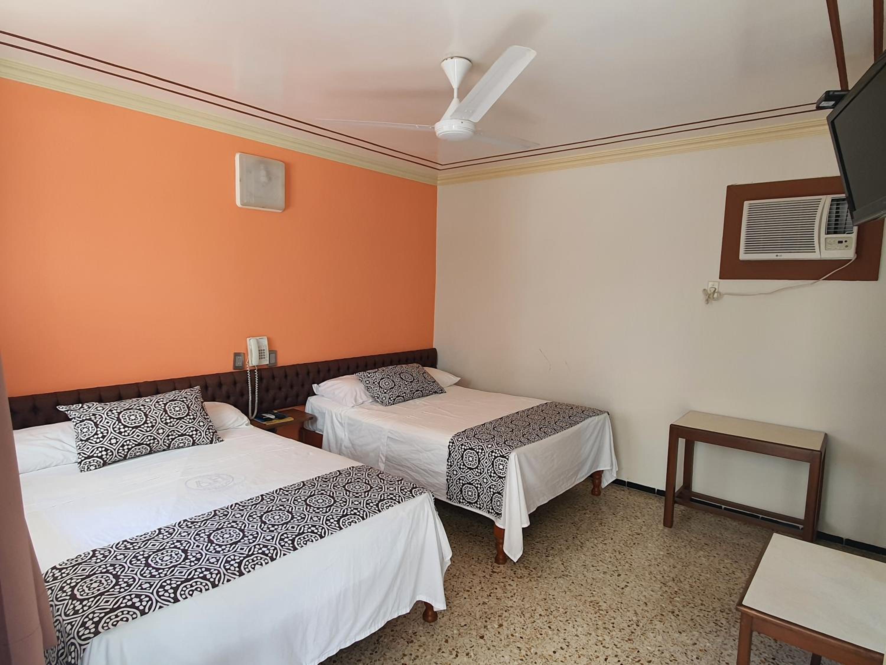 Double Room with Two Double Beds - Photo 2