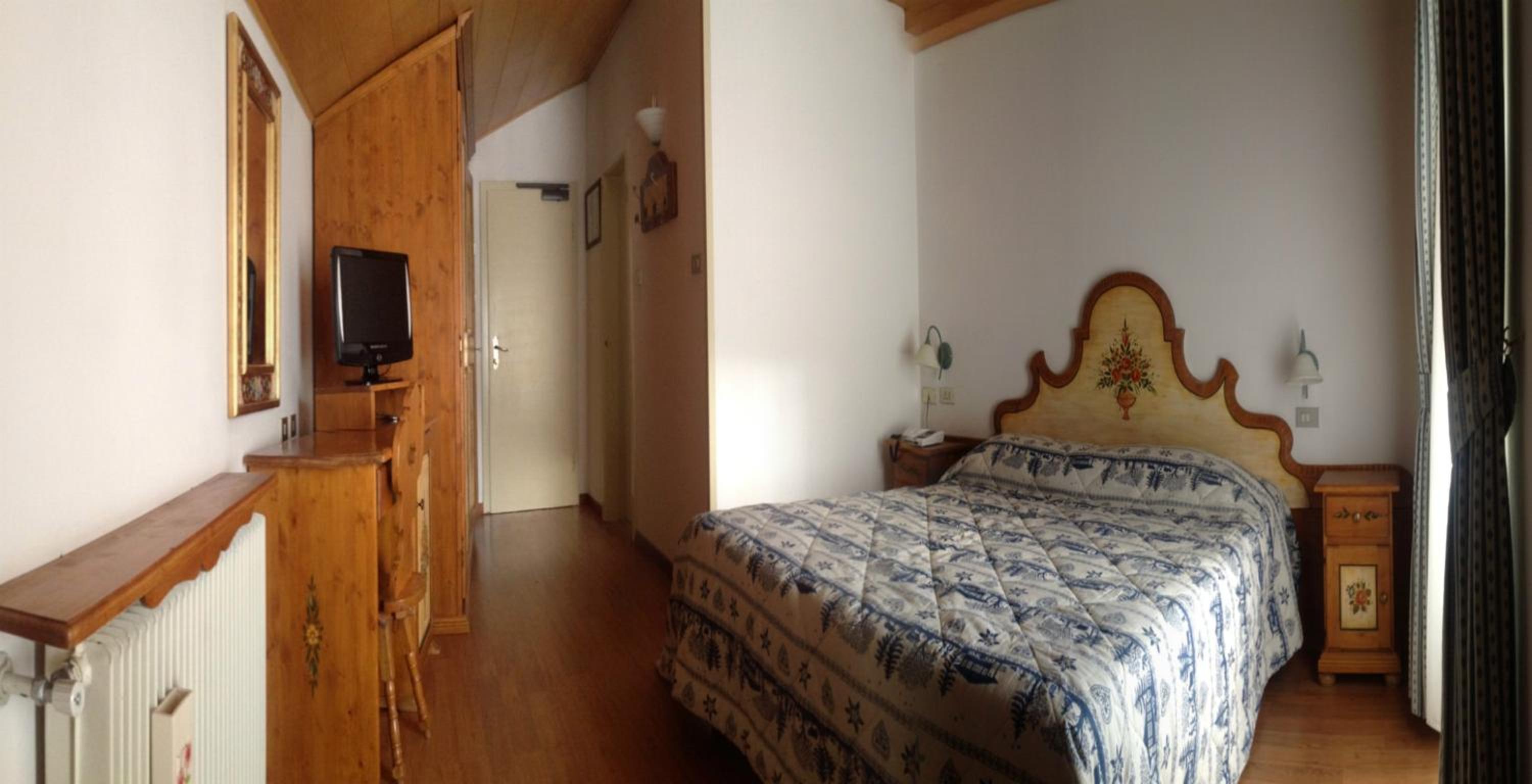 Double or Twin Room with Mountain View - Photo 2