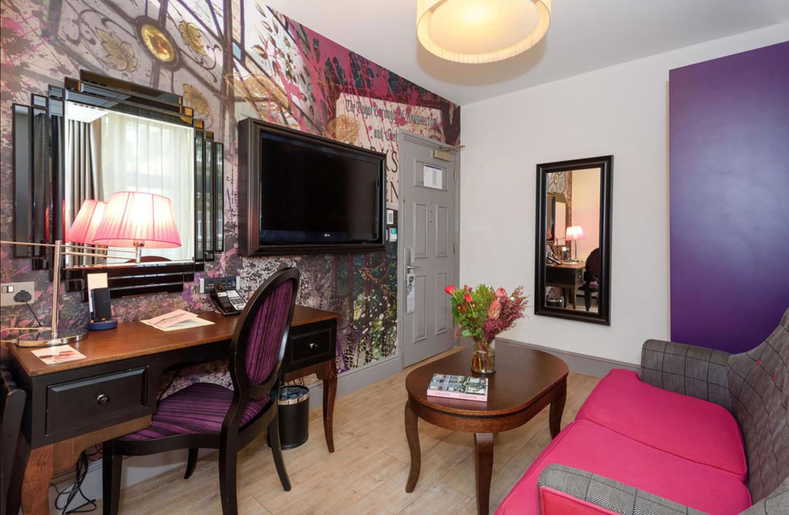 Queen Suite with extra Bed photo 2