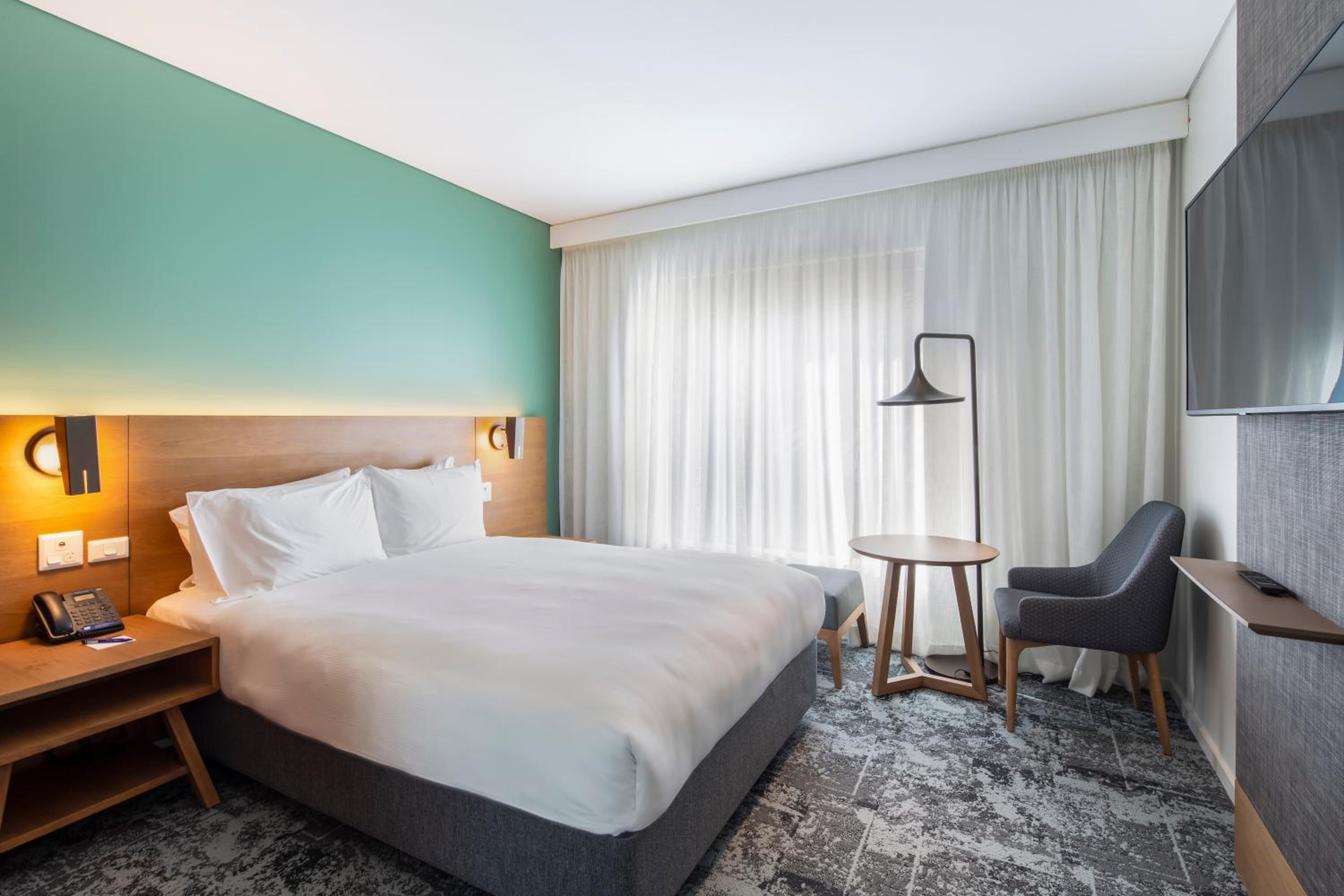 Standard Room with Free Breakfast - Photo 4