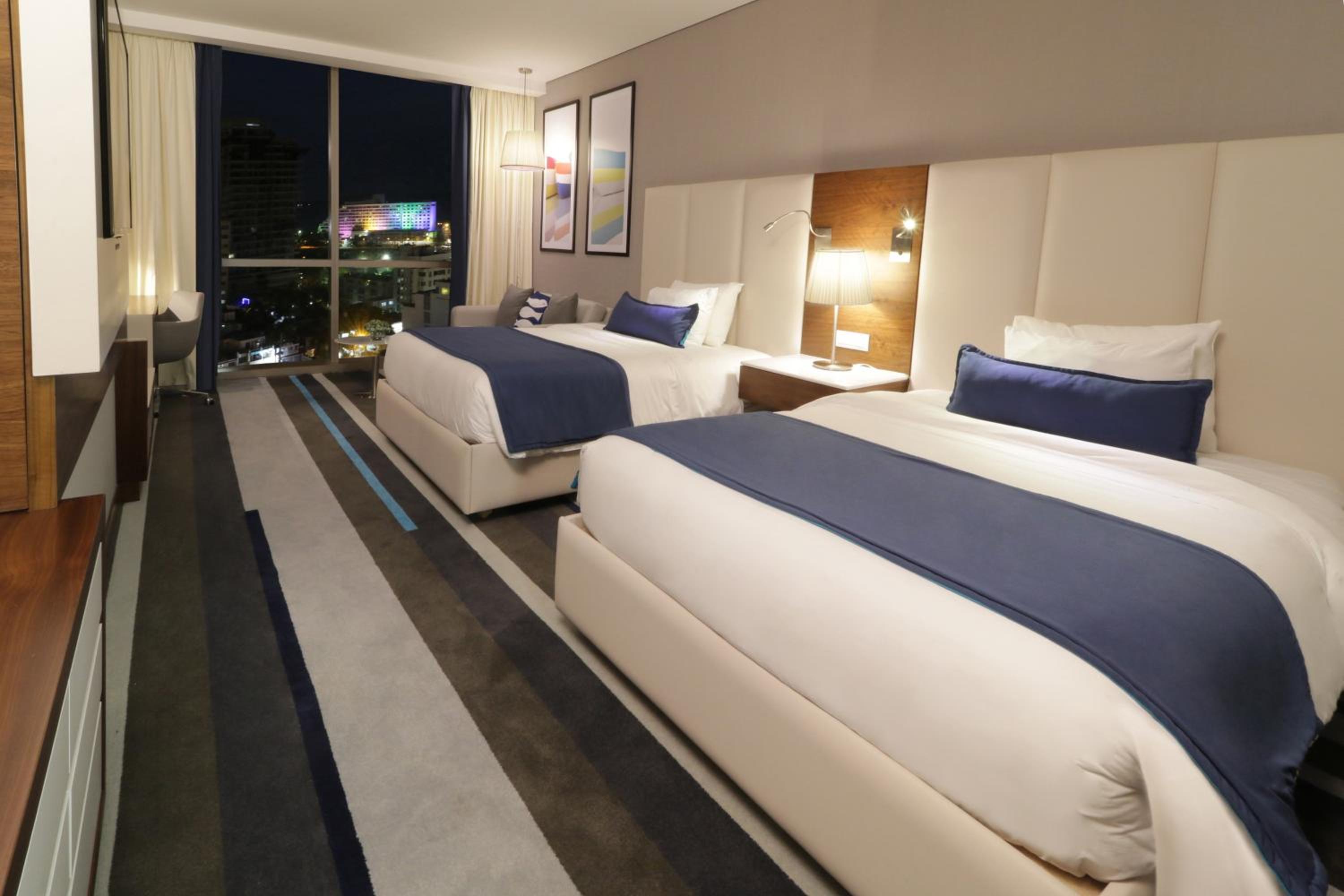 Classic Queen Room with Two Queen Beds and City View photo 2