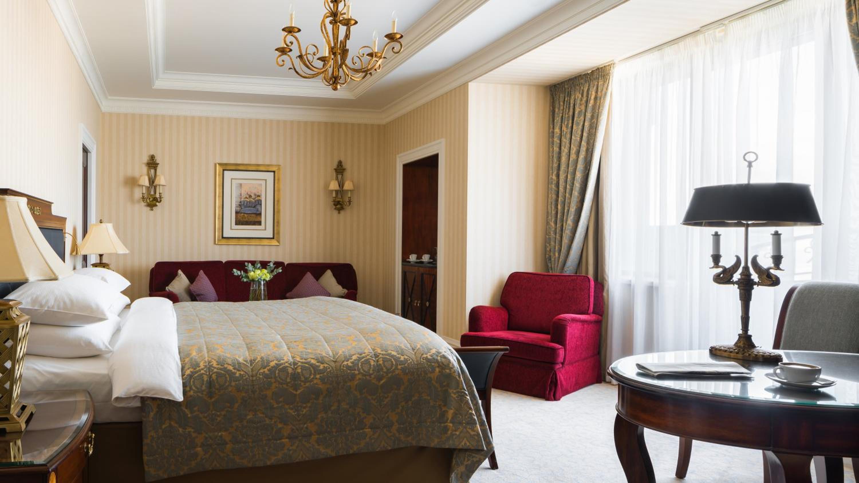 Junior King Suite with City View - Photo 6