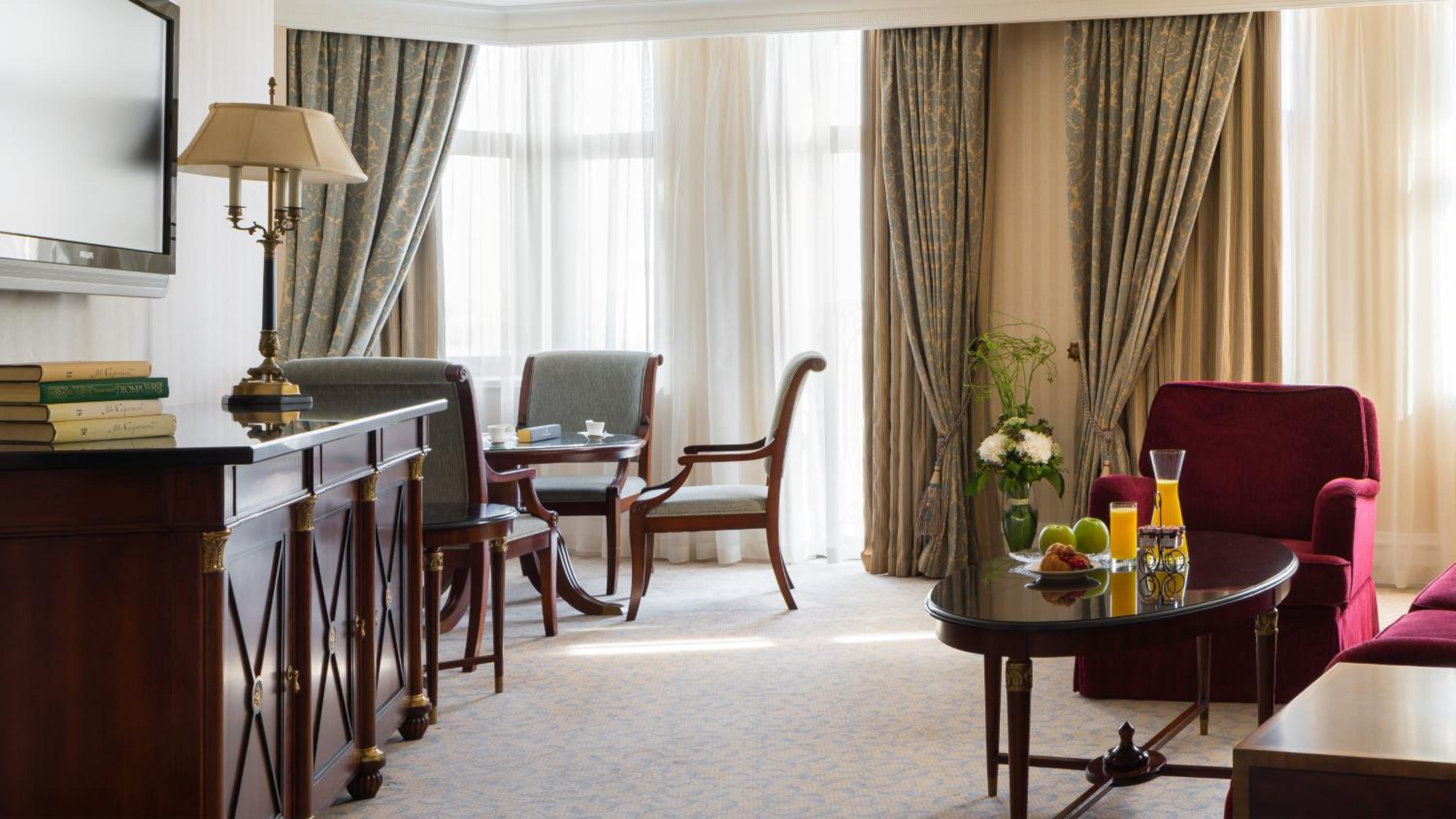 One-Bedroom Suite - Photo 3