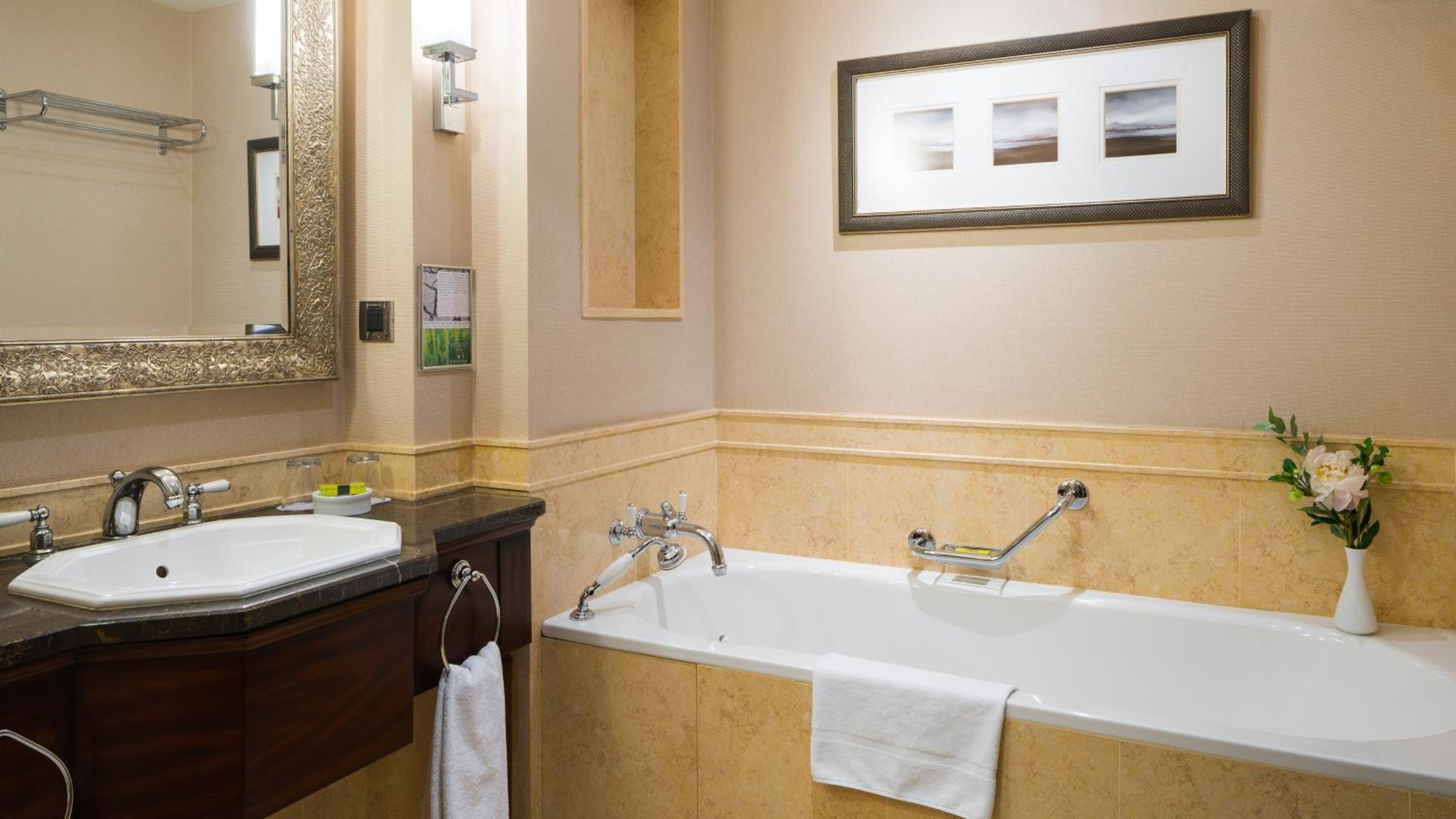 Premium King Room with City View - Photo 2
