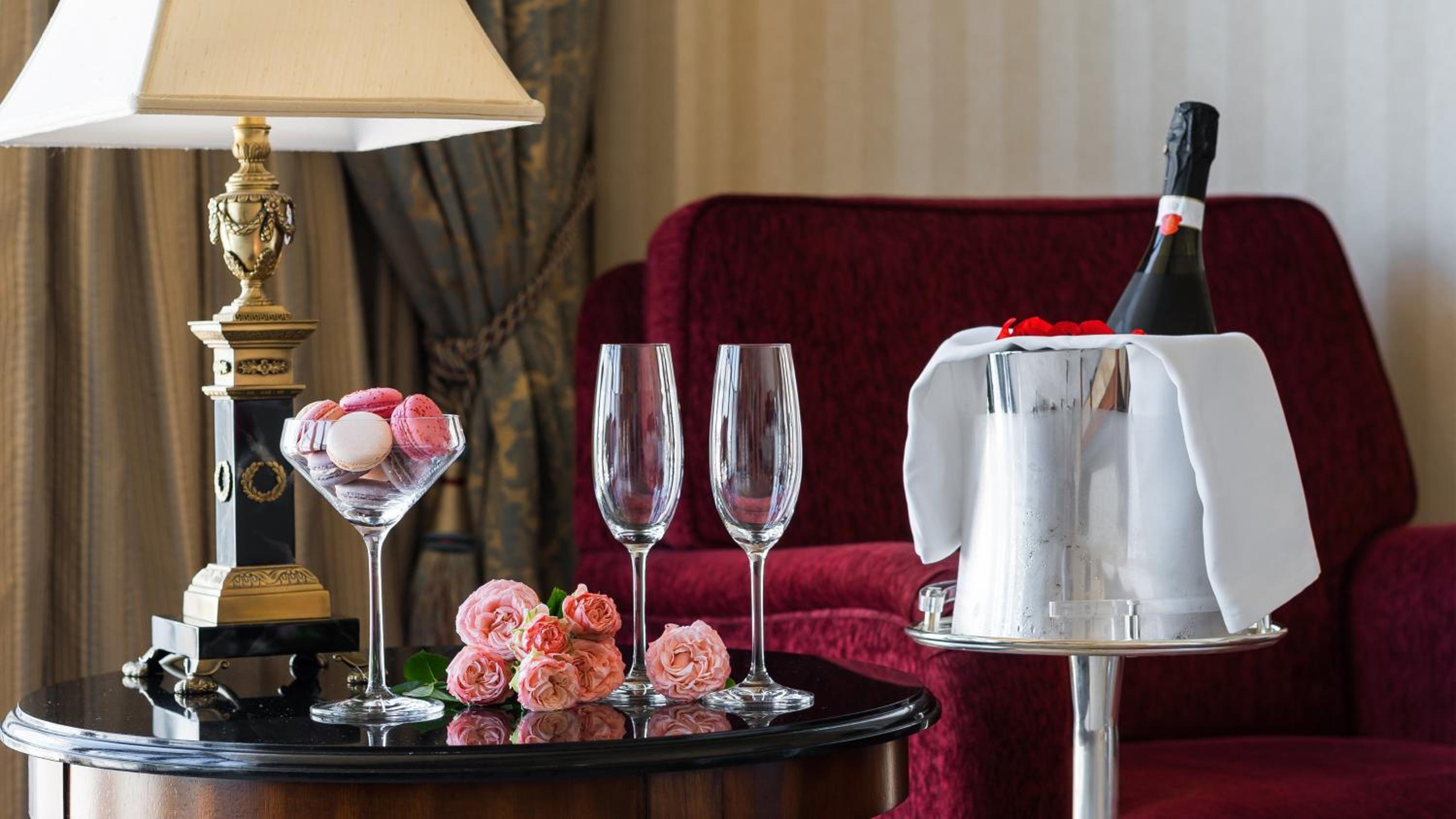 Junior King Suite with City View - Photo 1