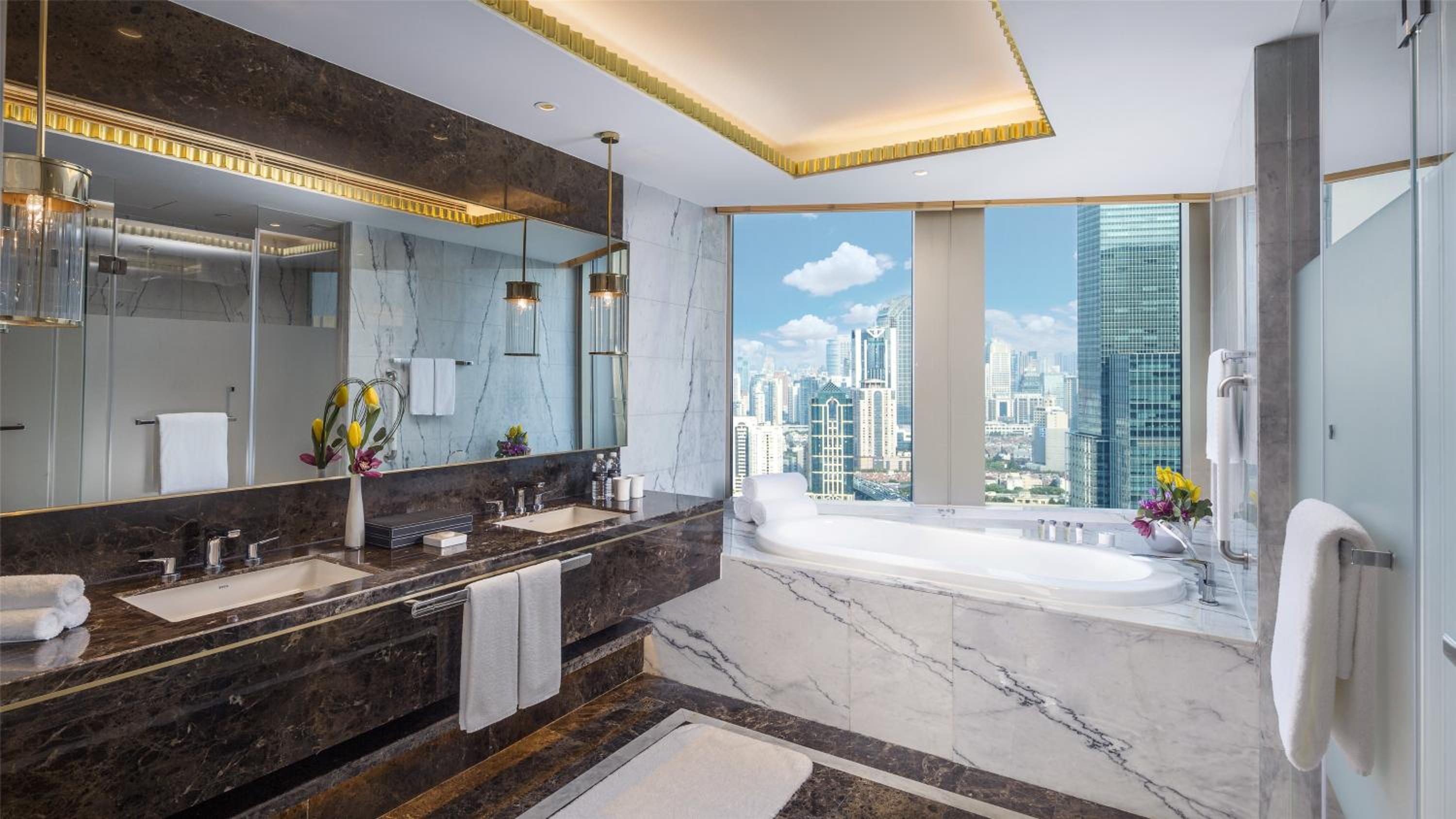 One-Bedroom Suite with Meeting Area