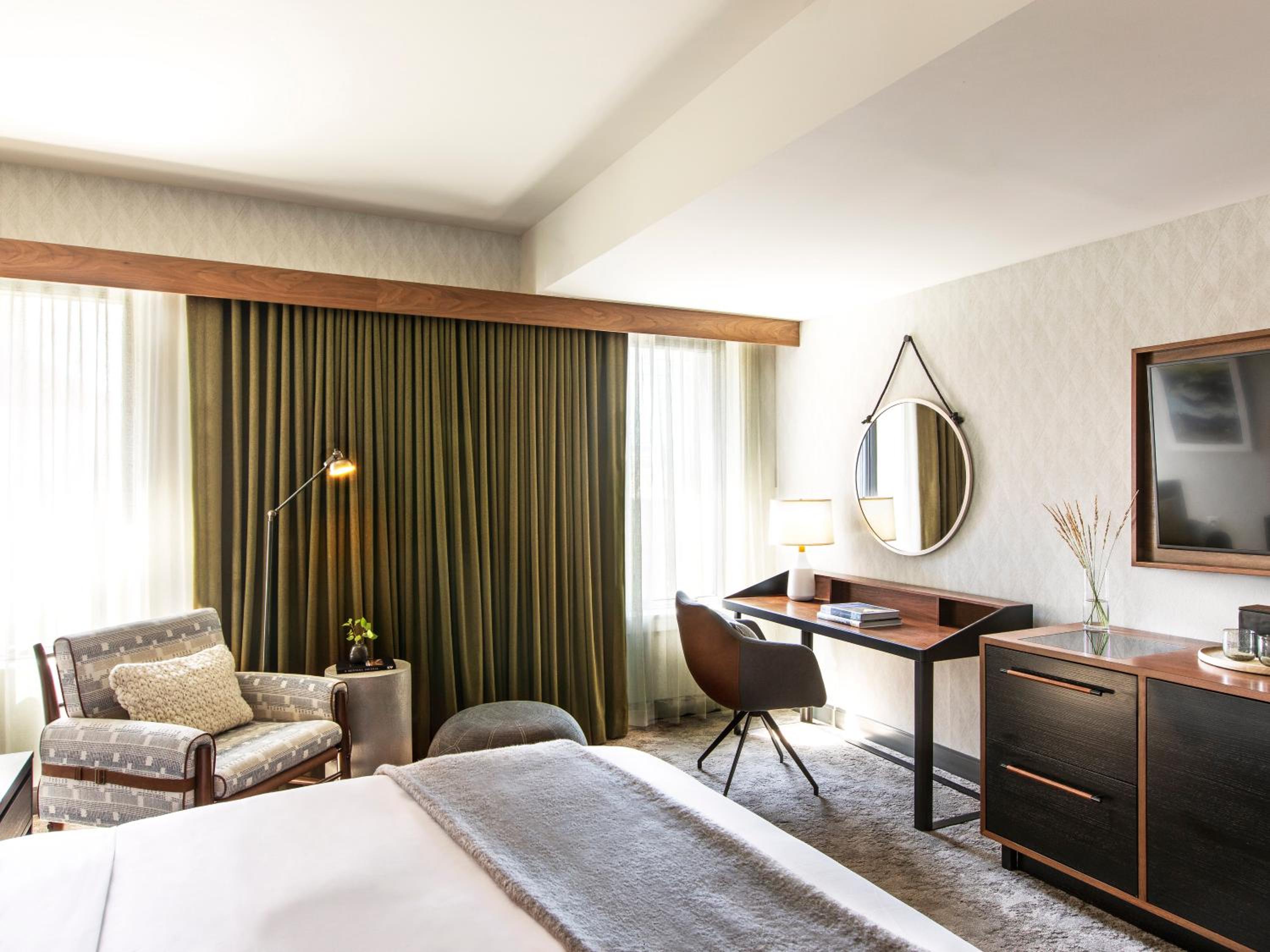 Premium King Room with Mountain View - Photo 4