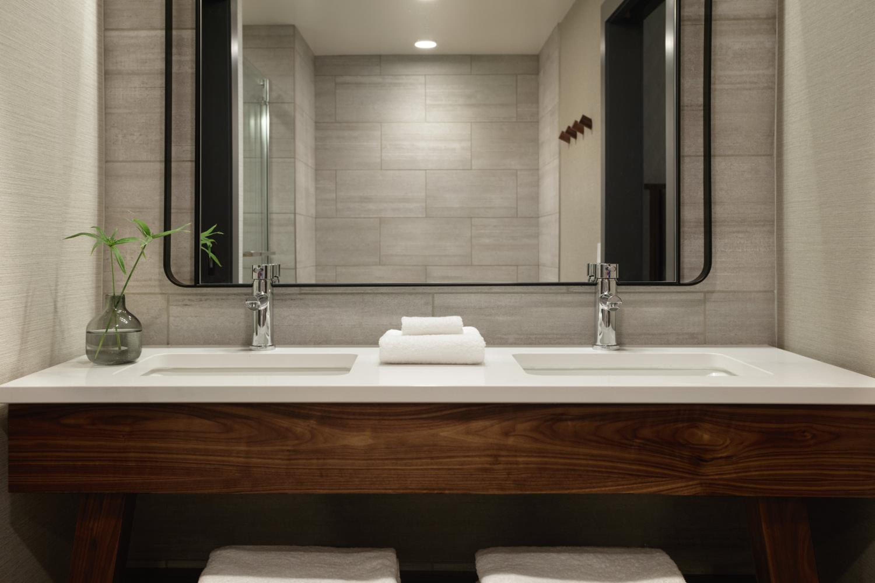 One-Bedroom Suite - Photo 6