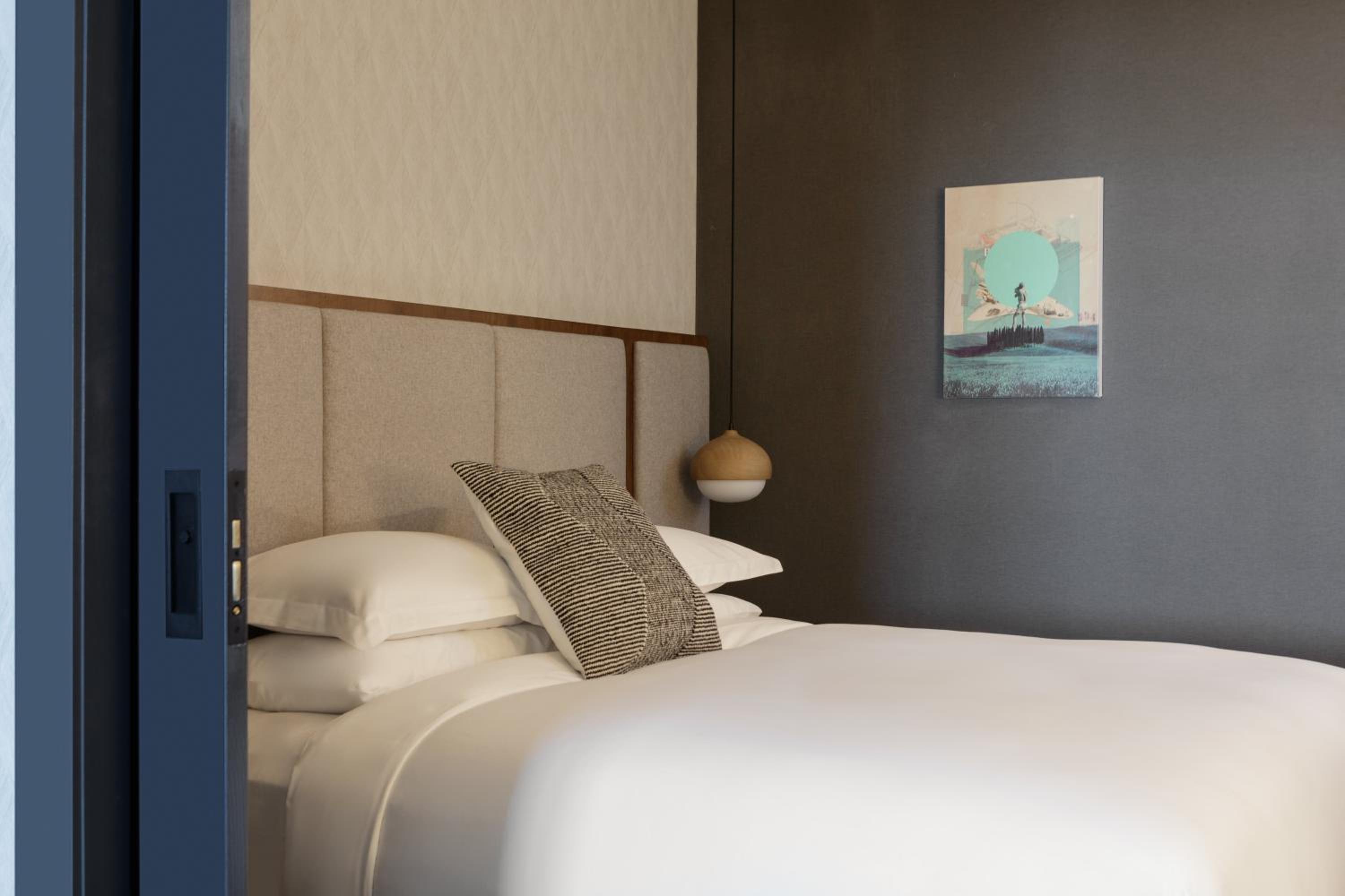 One-Bedroom Suite - Photo 2