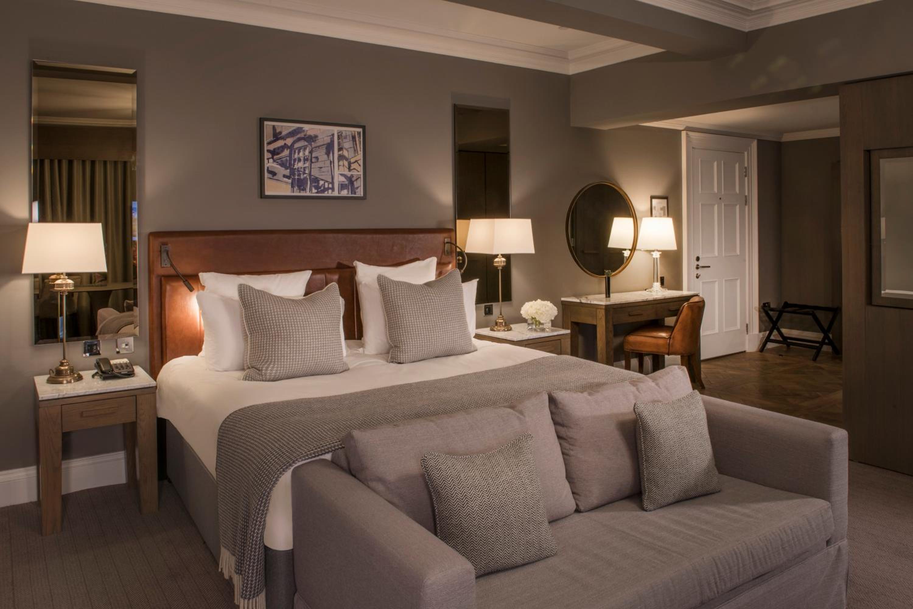 Premium King Room with Garden View - Photo 3