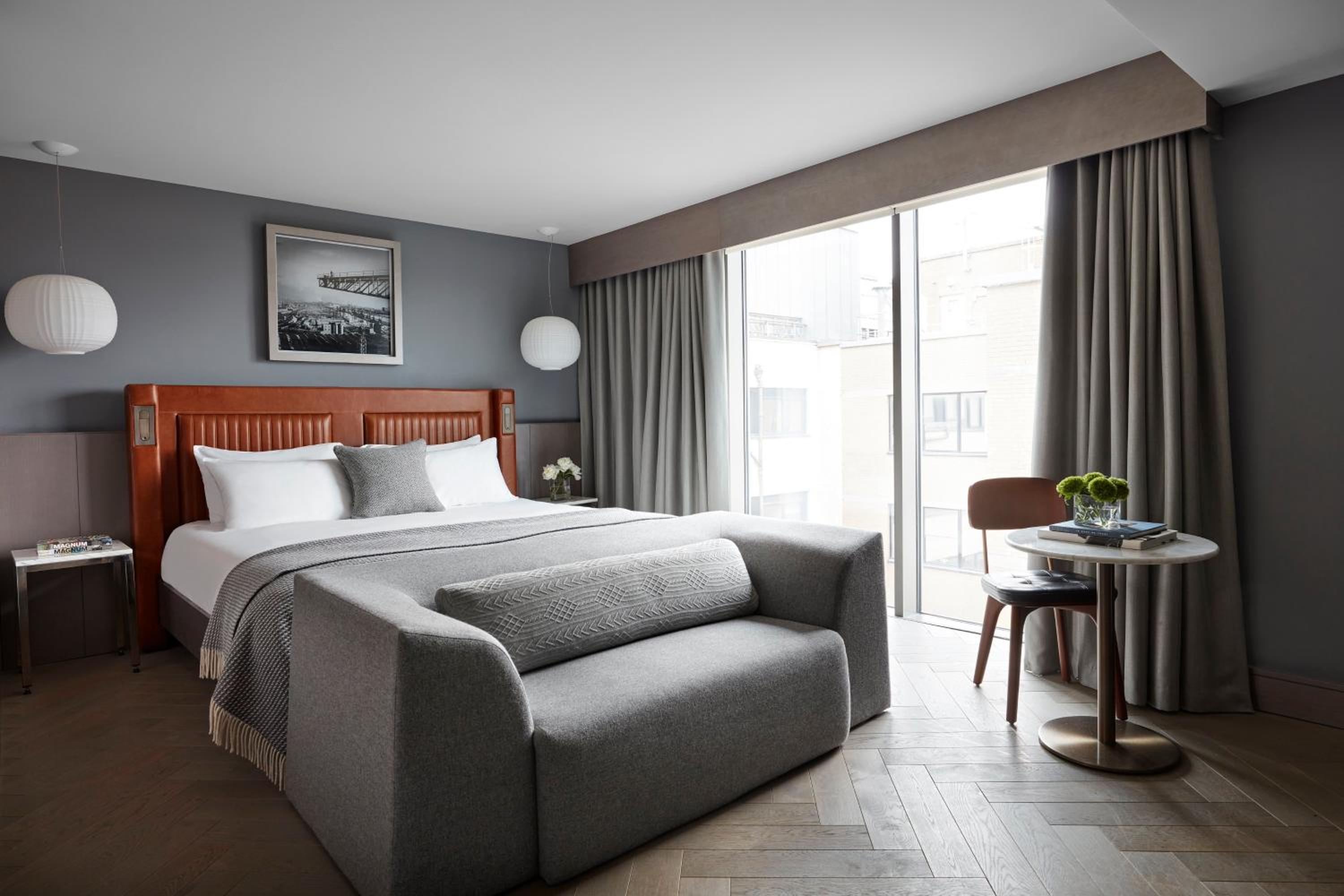 Premium King Room - Photo 9