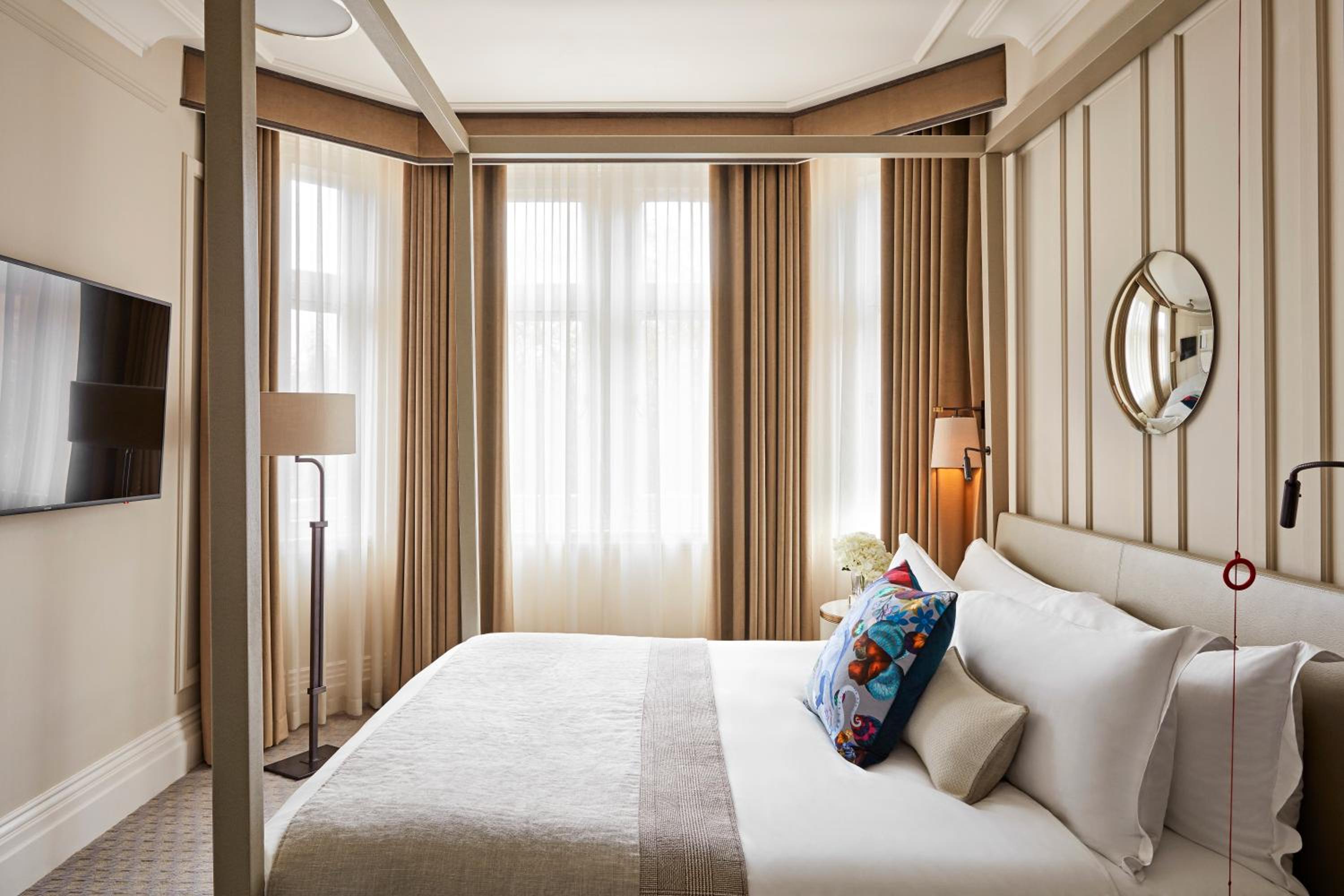 One-Bedroom Suite Accessible Roll In Shower Park View