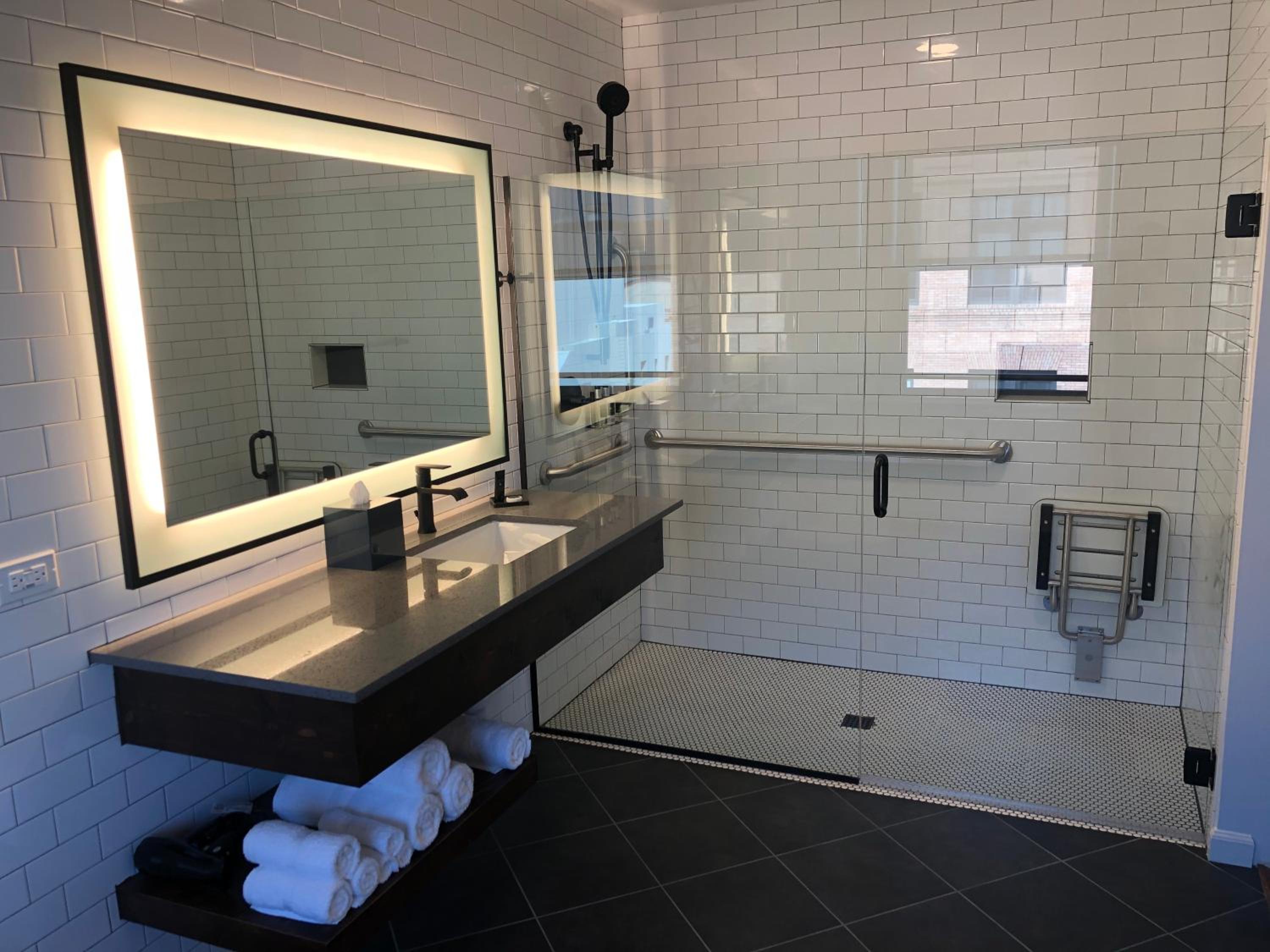 Standard King Room with Roll-In Shower - Communications Access - Photo 10