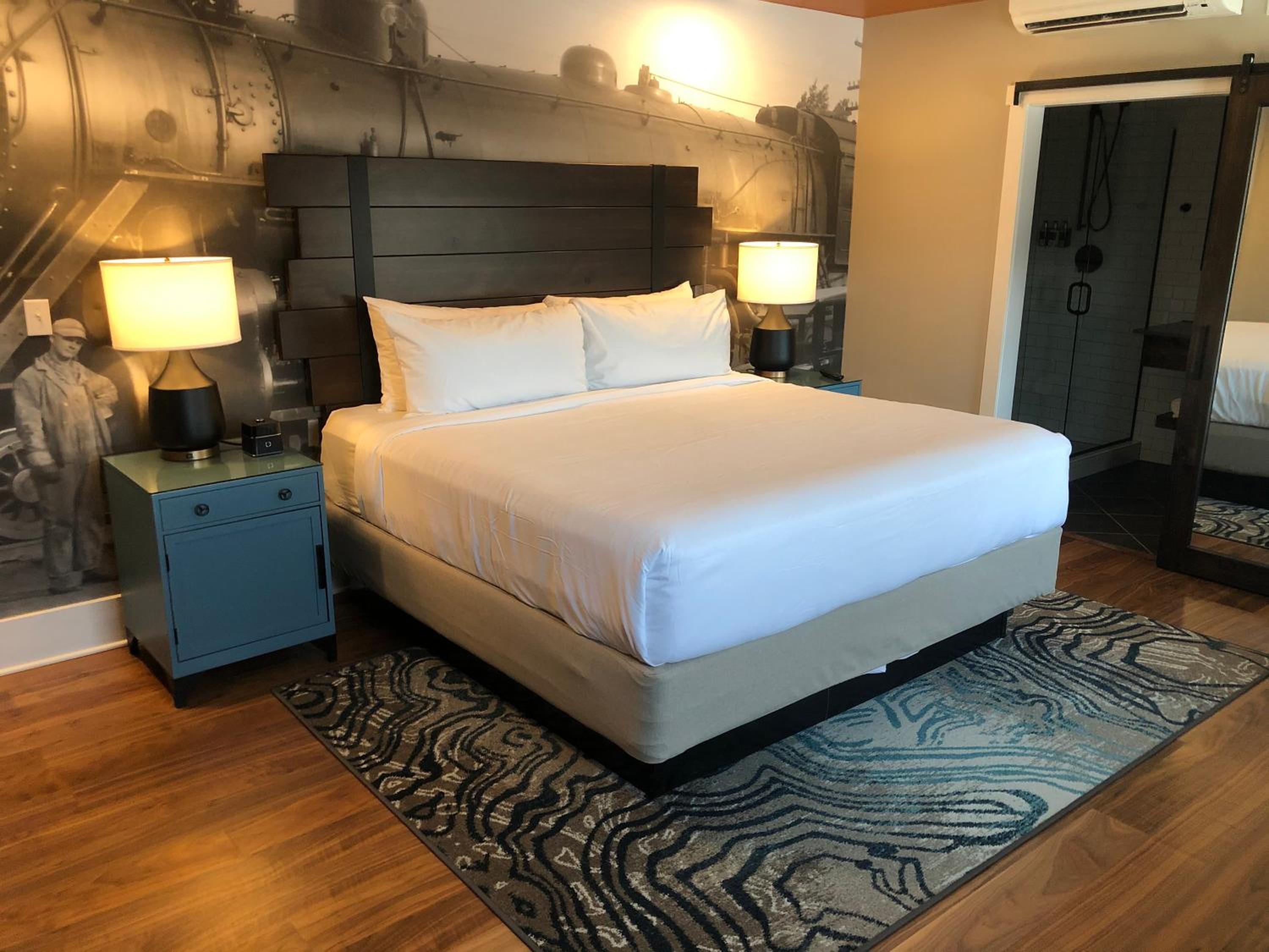 Standard King Room - Photo 13