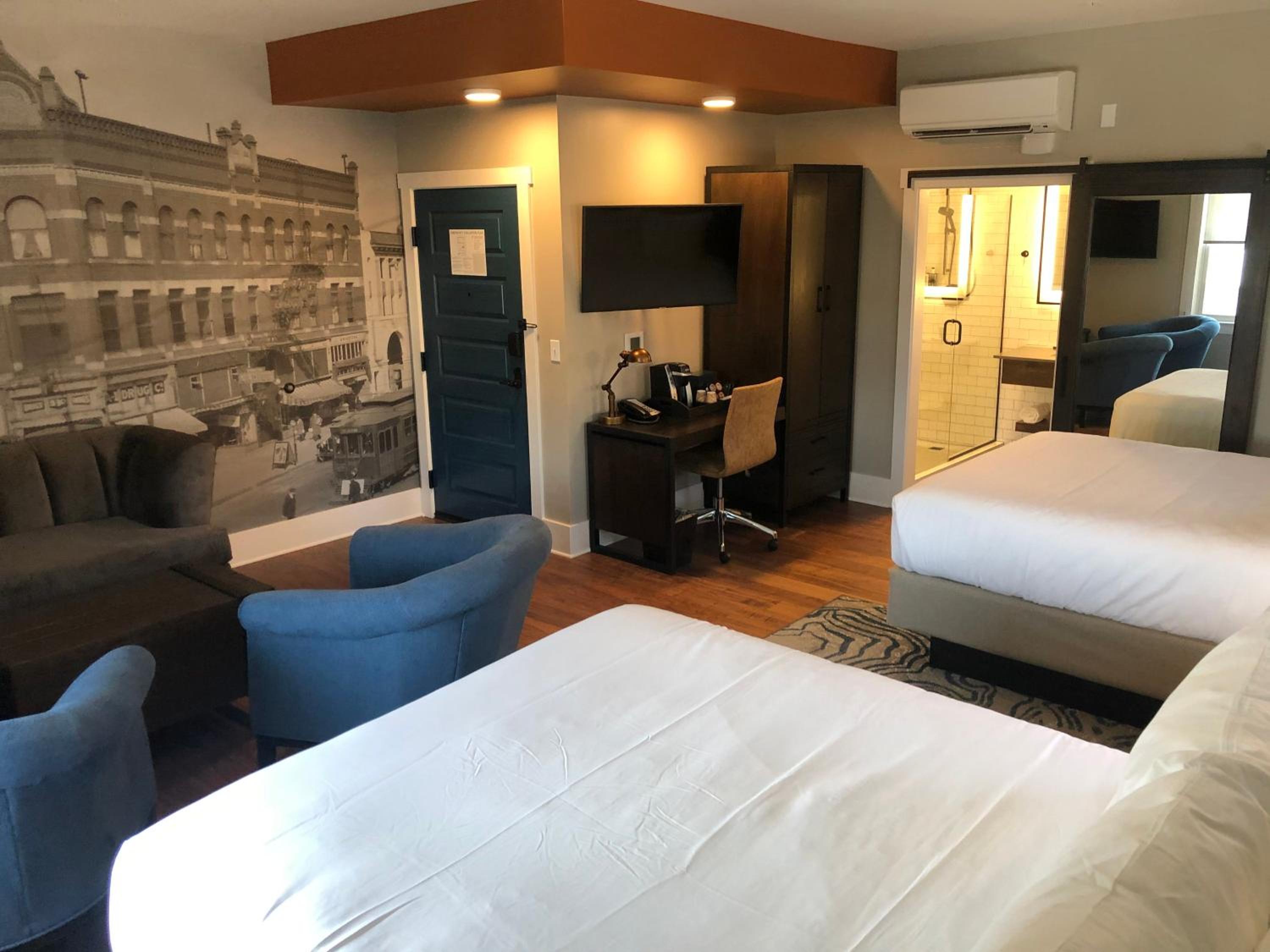 Standard Queen Room with Two Queen Beds and City View - Photo 4