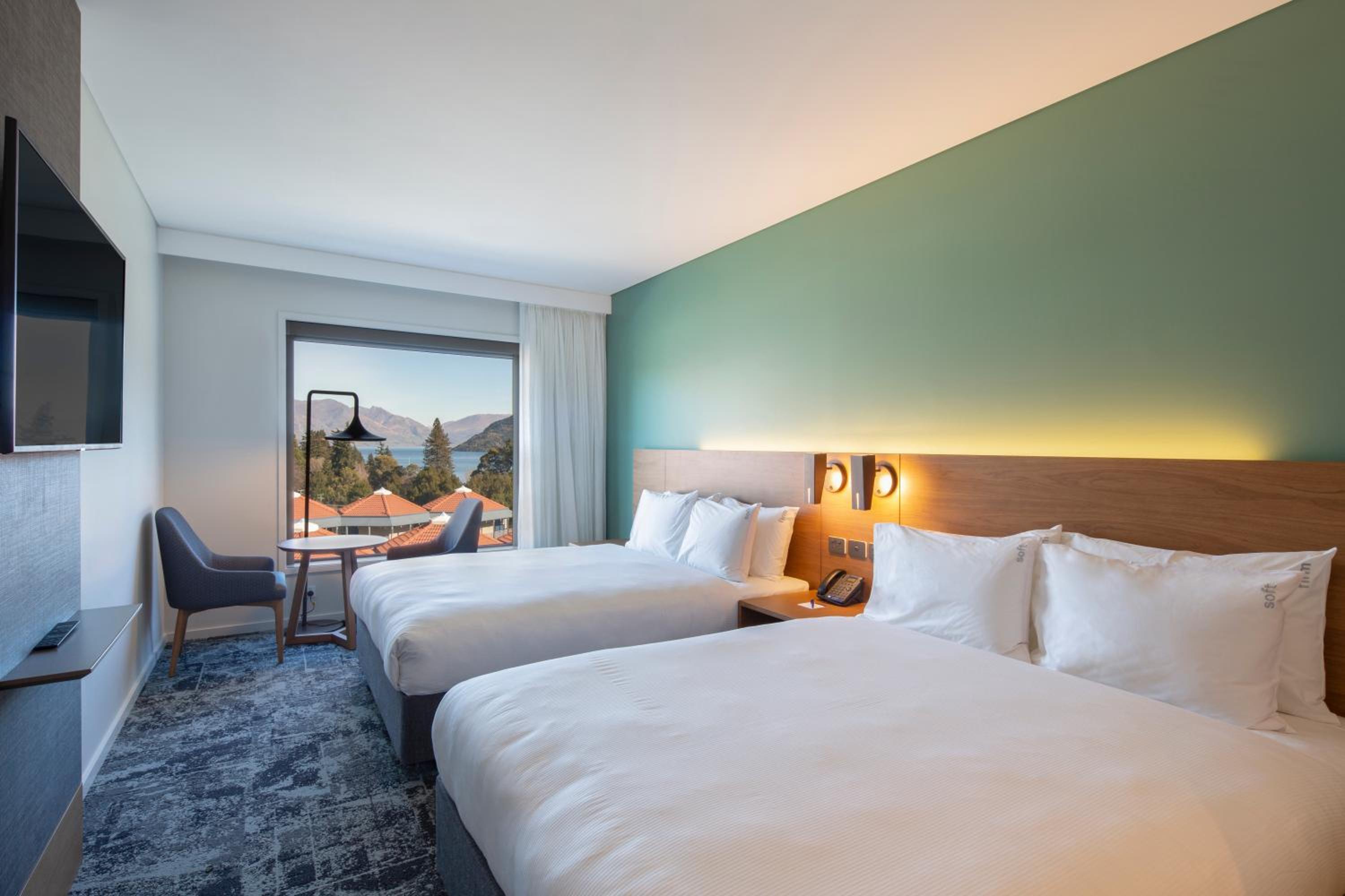 Standard Queen Room with Two Queen Beds and Mountain View - Free Breakfast - Photo 1