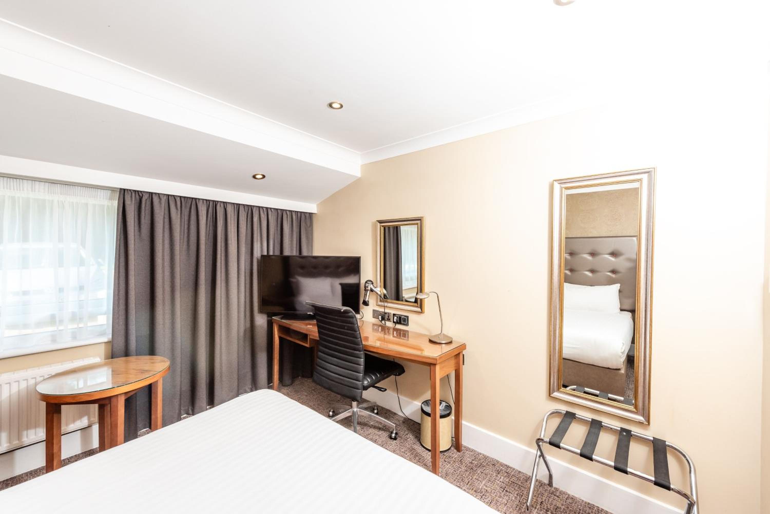 Standard Queen Room - Photo 9