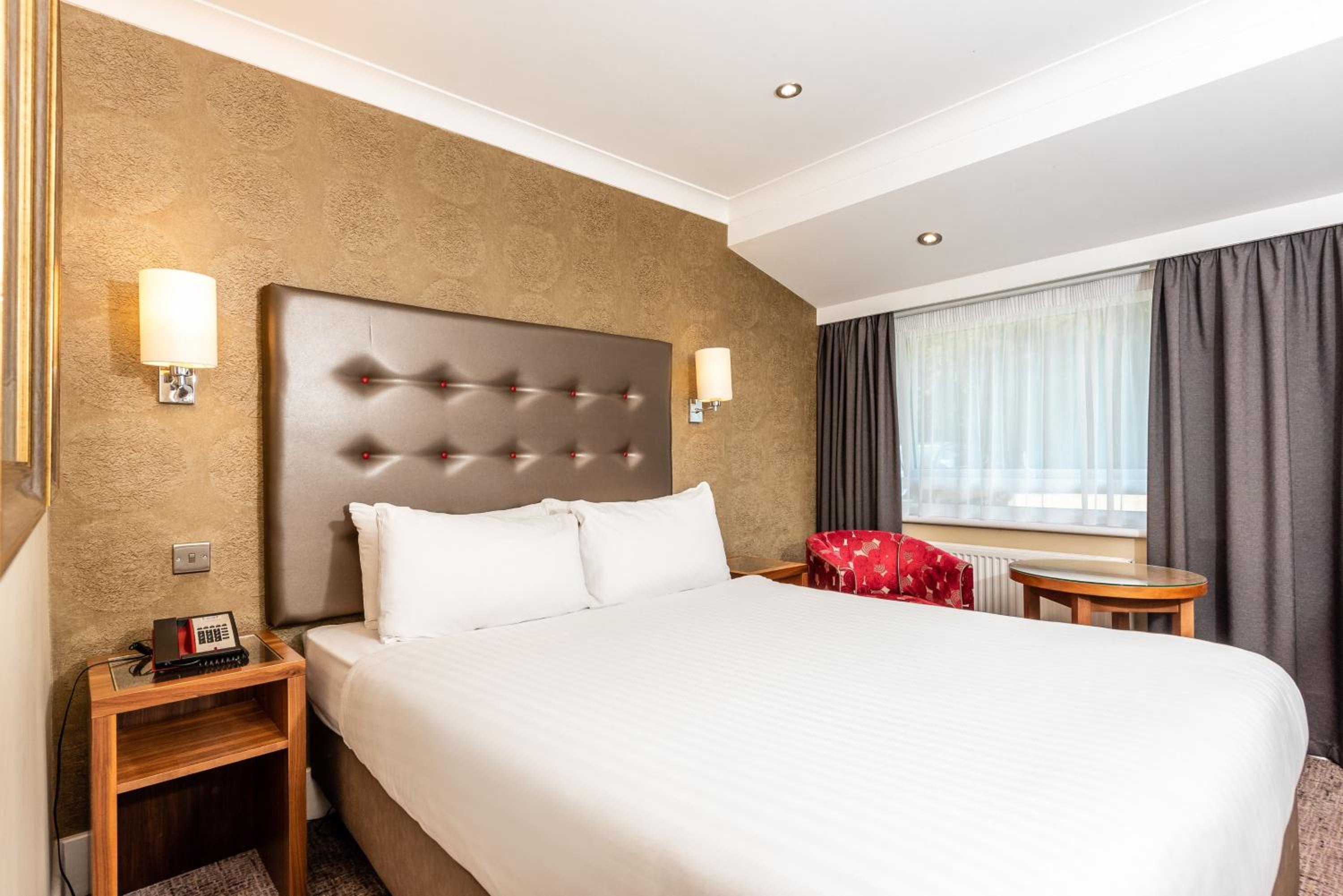 Standard Queen Room - Photo 7