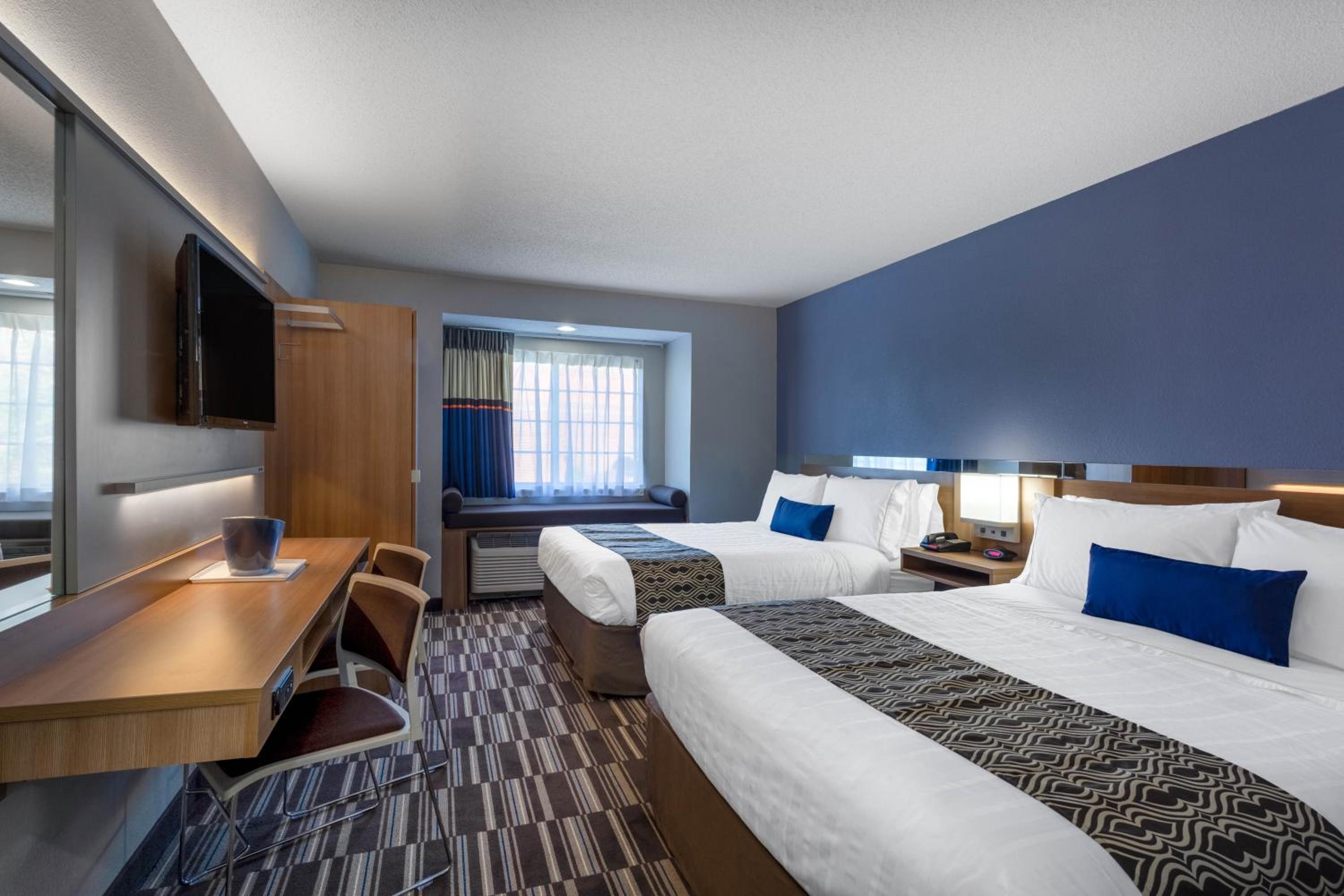 Queen Room with Two Queen Beds - Non-Smoking - Photo 1