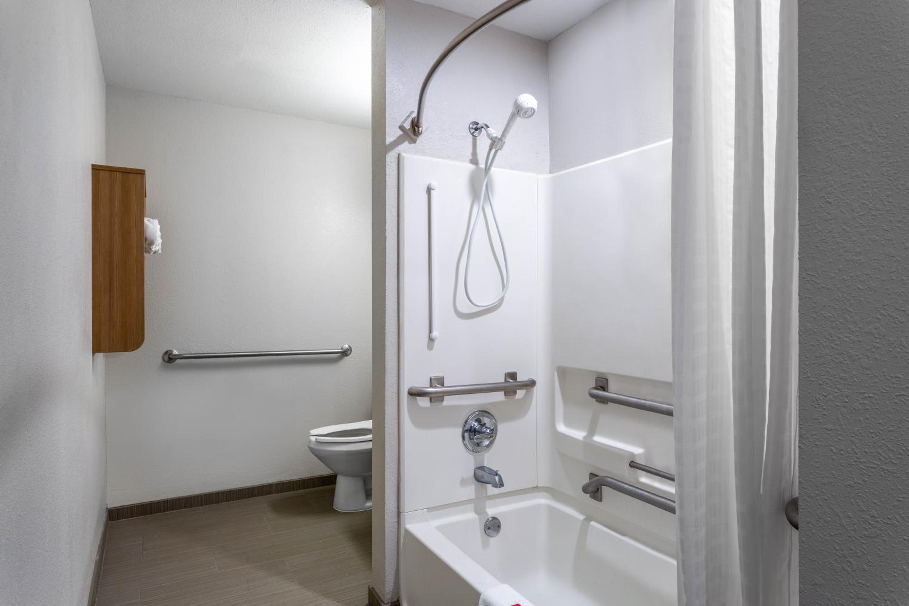 King Suite - Mobility Access/Non-Smoking - Photo 2