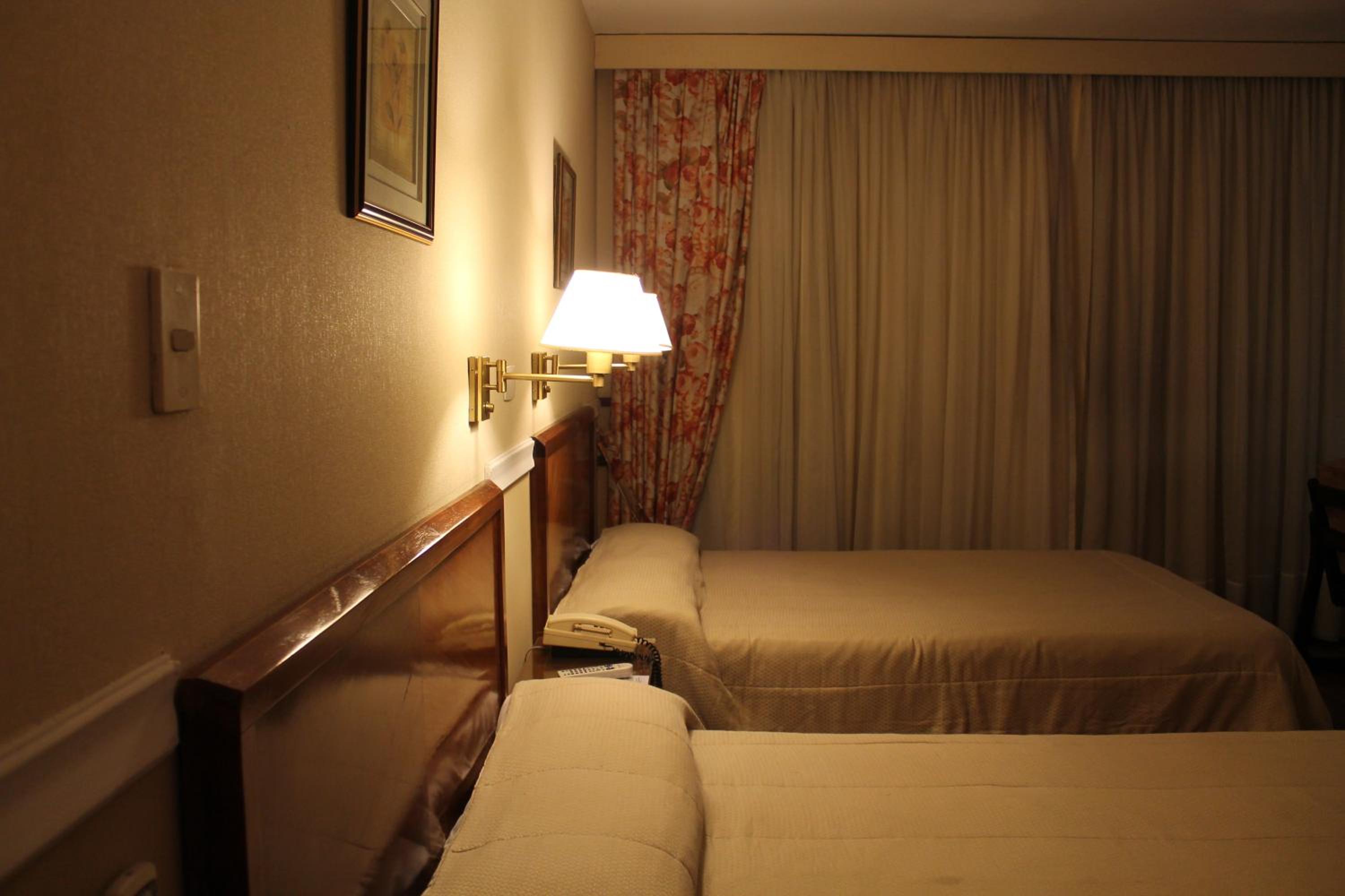 Standard Twin Room - Photo 4